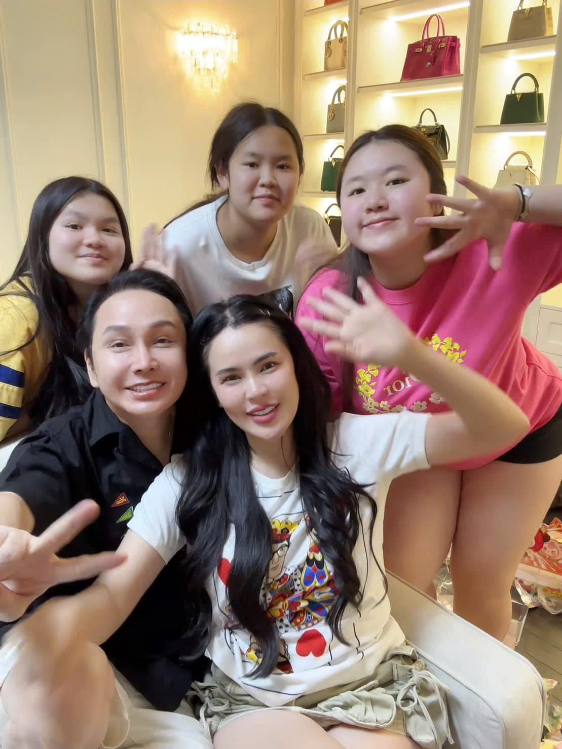 Nam nghệ sĩ vừa lên chức bố ở tuổi 53: Vợ siêu giàu, ở biệt thự 200 tỷ đồng, có 3 con riêng- Ảnh 3. Nam nghệ sĩ vừa lên chức bố ở tuổi 53: Vợ siêu giàu, ở biệt thự 200 tỷ đồng, có 3 con riêng- Ảnh 3.