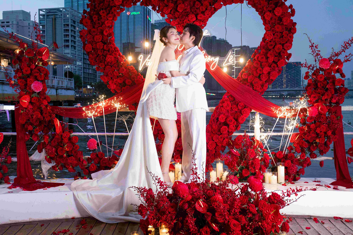 Nam nghệ sĩ vừa lên chức bố ở tuổi 53: Vợ siêu giàu, ở biệt thự 200 tỷ đồng, có 3 con riêng- Ảnh 1. Nam nghệ sĩ vừa lên chức bố ở tuổi 53: Vợ siêu giàu, ở biệt thự 200 tỷ đồng, có 3 con riêng- Ảnh 1.