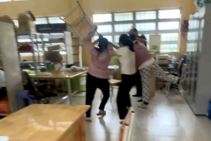 Vụ phụ huynh lao vào đánh thầy giáo: Hé lộ tin nhắn 