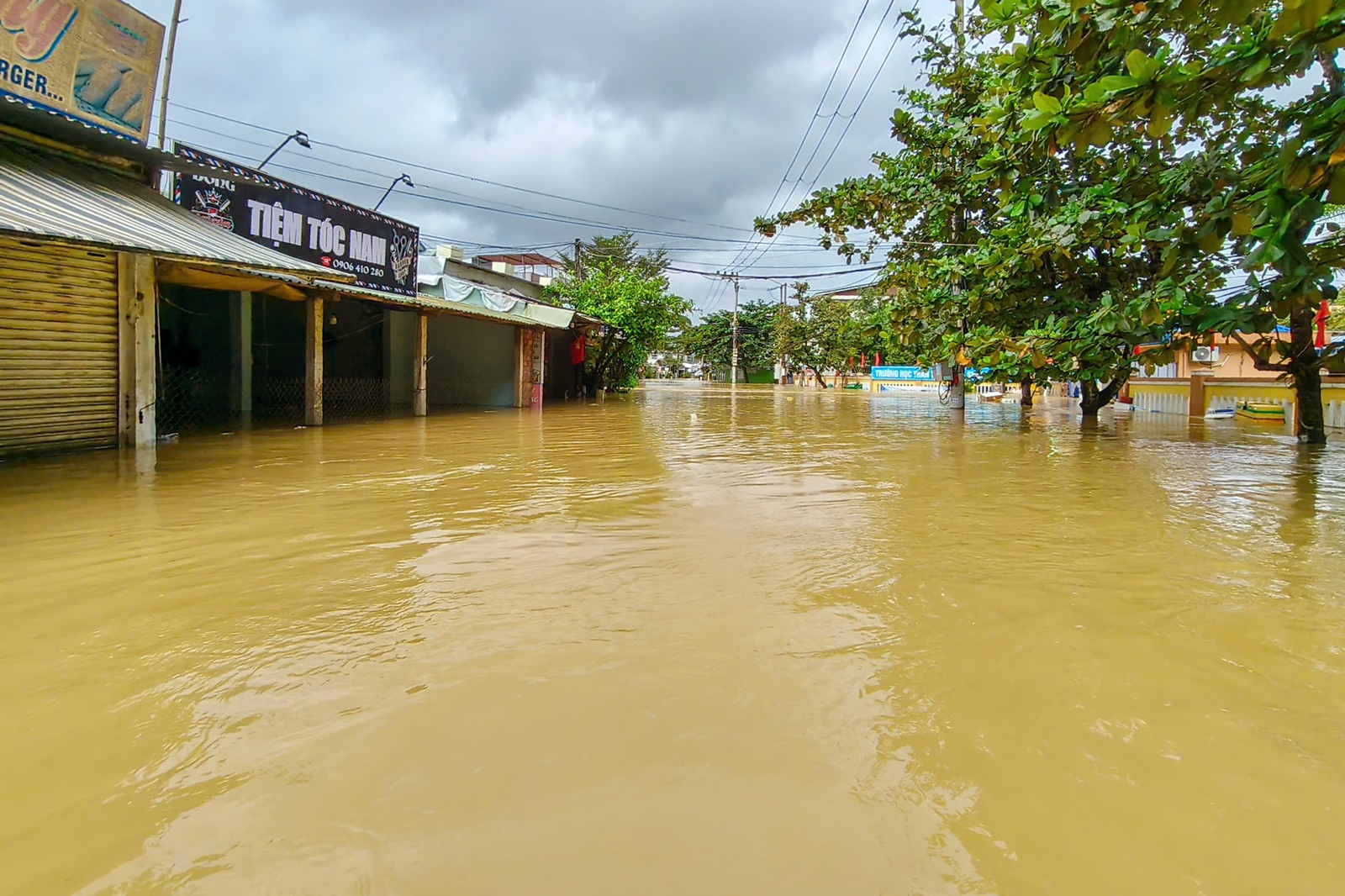 Toàn cảnh Hội An và Đà Nẵng những ngày chìm trong biển nước- Ảnh 2. Toàn cảnh Hội An và Đà Nẵng những ngày chìm trong biển nước- Ảnh 2.