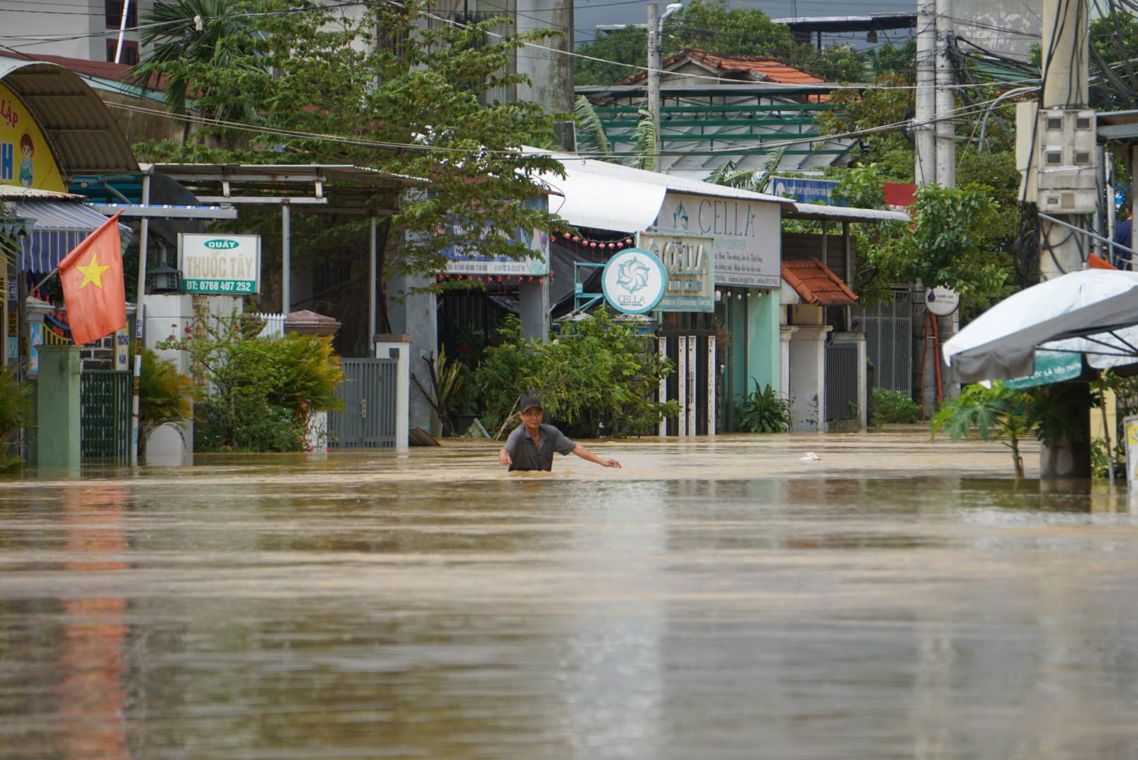 Toàn cảnh Hội An và Đà Nẵng những ngày chìm trong biển nước- Ảnh 6. Toàn cảnh Hội An và Đà Nẵng những ngày chìm trong biển nước- Ảnh 6.
