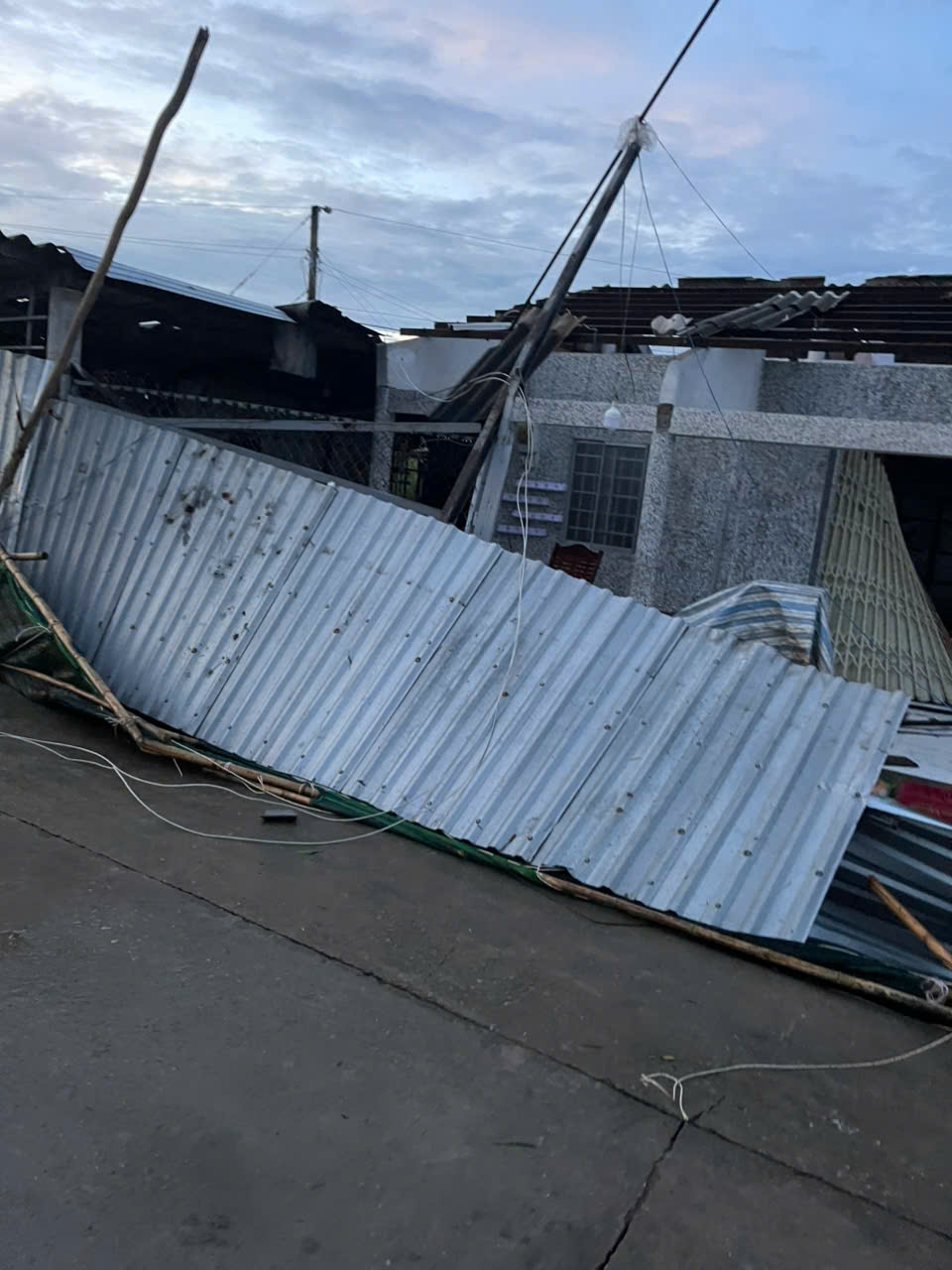 CLIP: Vòi rồng cuốn bay nhiều tài sản của người dân ở Cà Mau- Ảnh 1. CLIP: Vòi rồng cuốn bay nhiều tài sản của người dân ở Cà Mau- Ảnh 1.