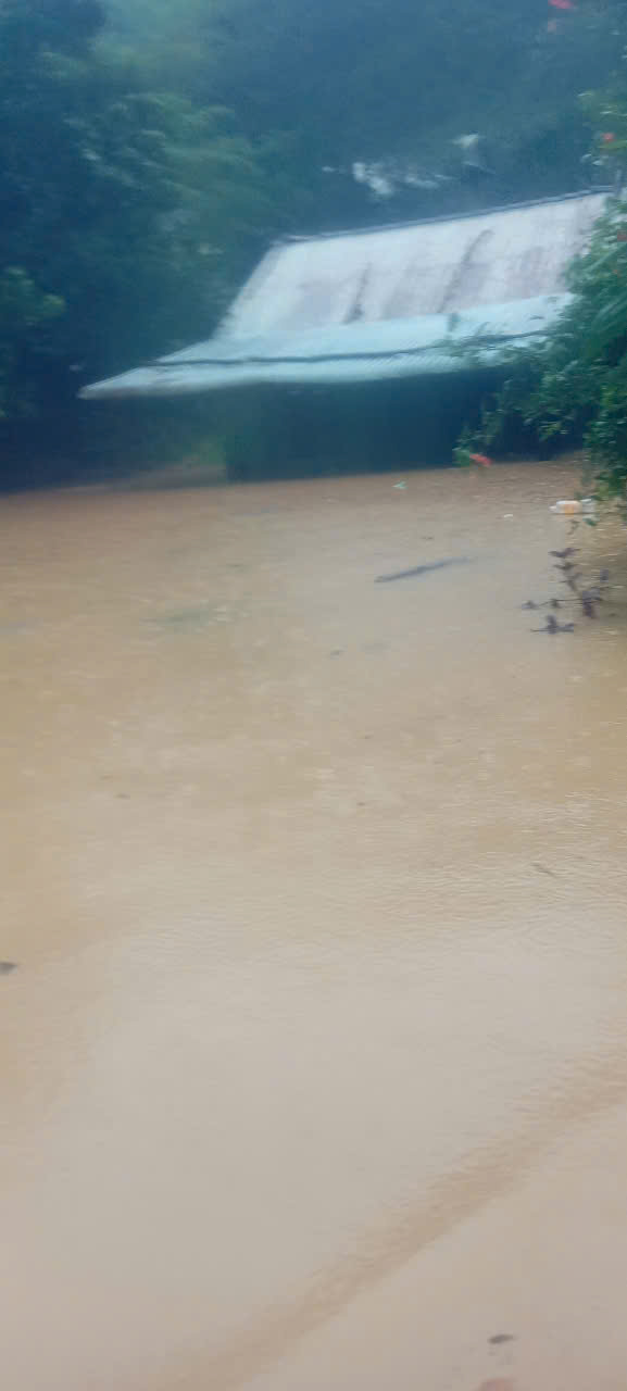 Mưa dồn dập, thủy điện "no nước", lũ trên sông Vu Gia lên mốc lịch sử 1999- Ảnh 3. Mưa dồn dập, thủy điện "no nước", lũ trên sông Vu Gia lên mốc lịch sử 1999- Ảnh 3.