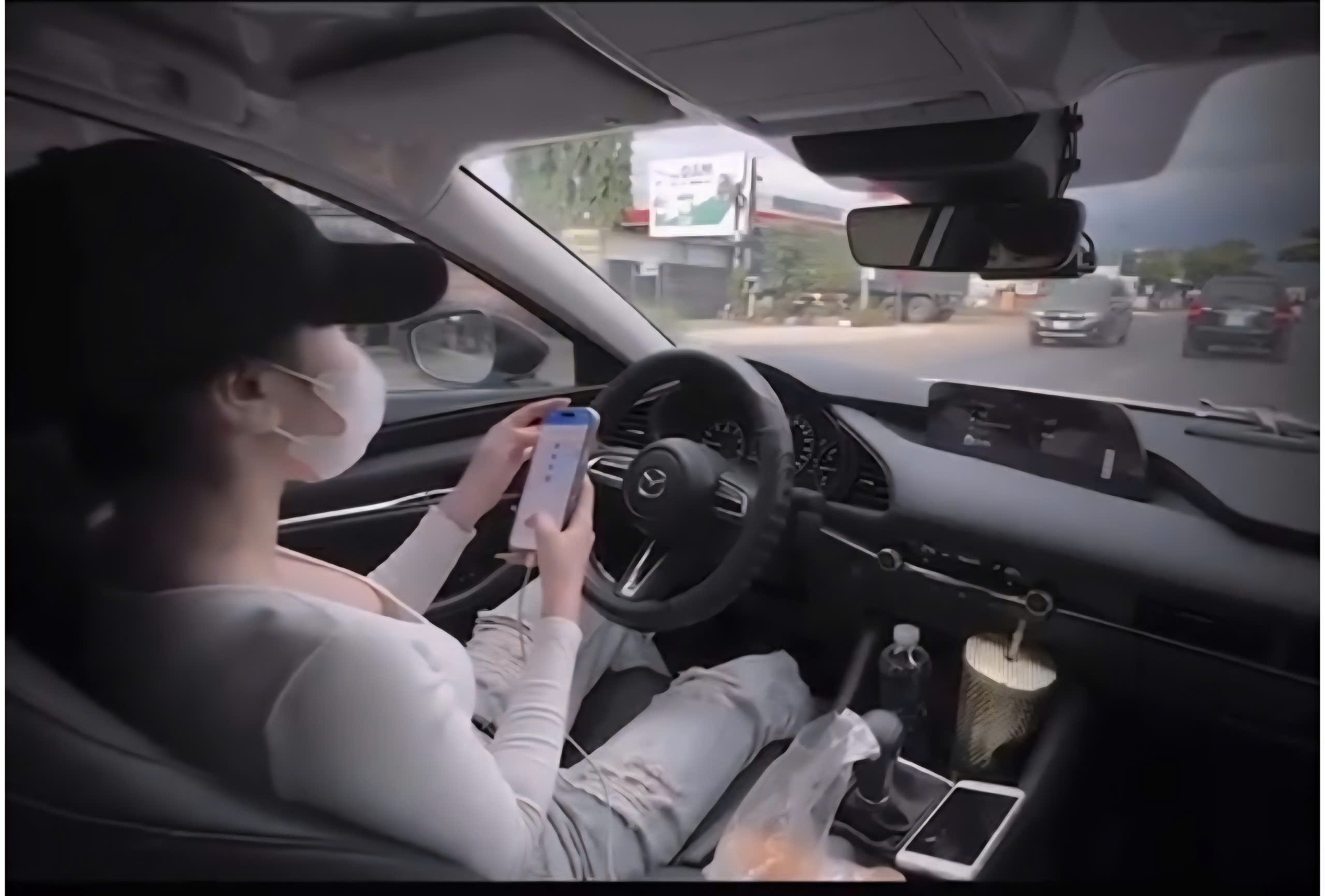Xác minh clip cô gái thả 2 tay, lướt điện thoại khi lái ô tô- Ảnh 1. Xác minh clip cô gái thả 2 tay, lướt điện thoại khi lái ô tô- Ảnh 1.