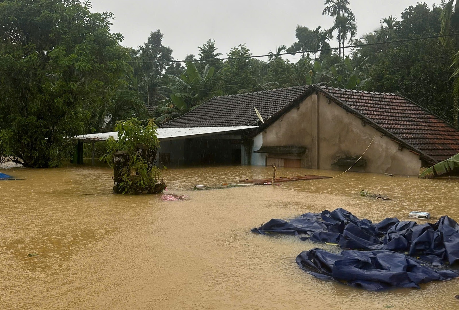 Toàn cảnh Hội An và Đà Nẵng những ngày chìm trong biển nước- Ảnh 13. Toàn cảnh Hội An và Đà Nẵng những ngày chìm trong biển nước- Ảnh 13.