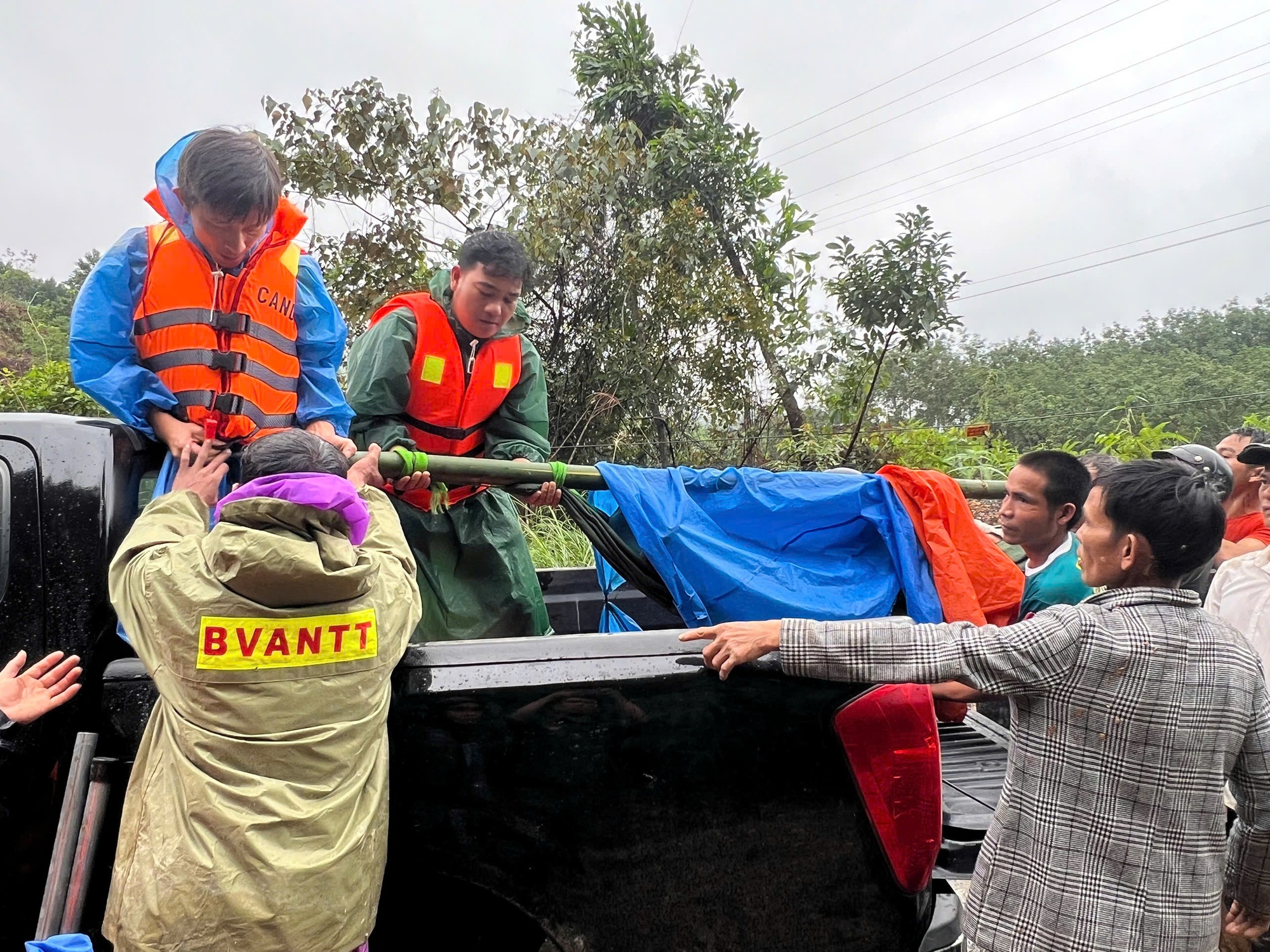 Lũ trên sông Vu Gia - Thu Bồn phá vỡ kỷ lục lịch sử năm 1964, Đà Nẵng đối mặt đại hồng thủy- Ảnh 6. Lũ trên sông Vu Gia - Thu Bồn phá vỡ kỷ lục lịch sử năm 1964, Đà Nẵng đối mặt đại hồng thủy- Ảnh 6.