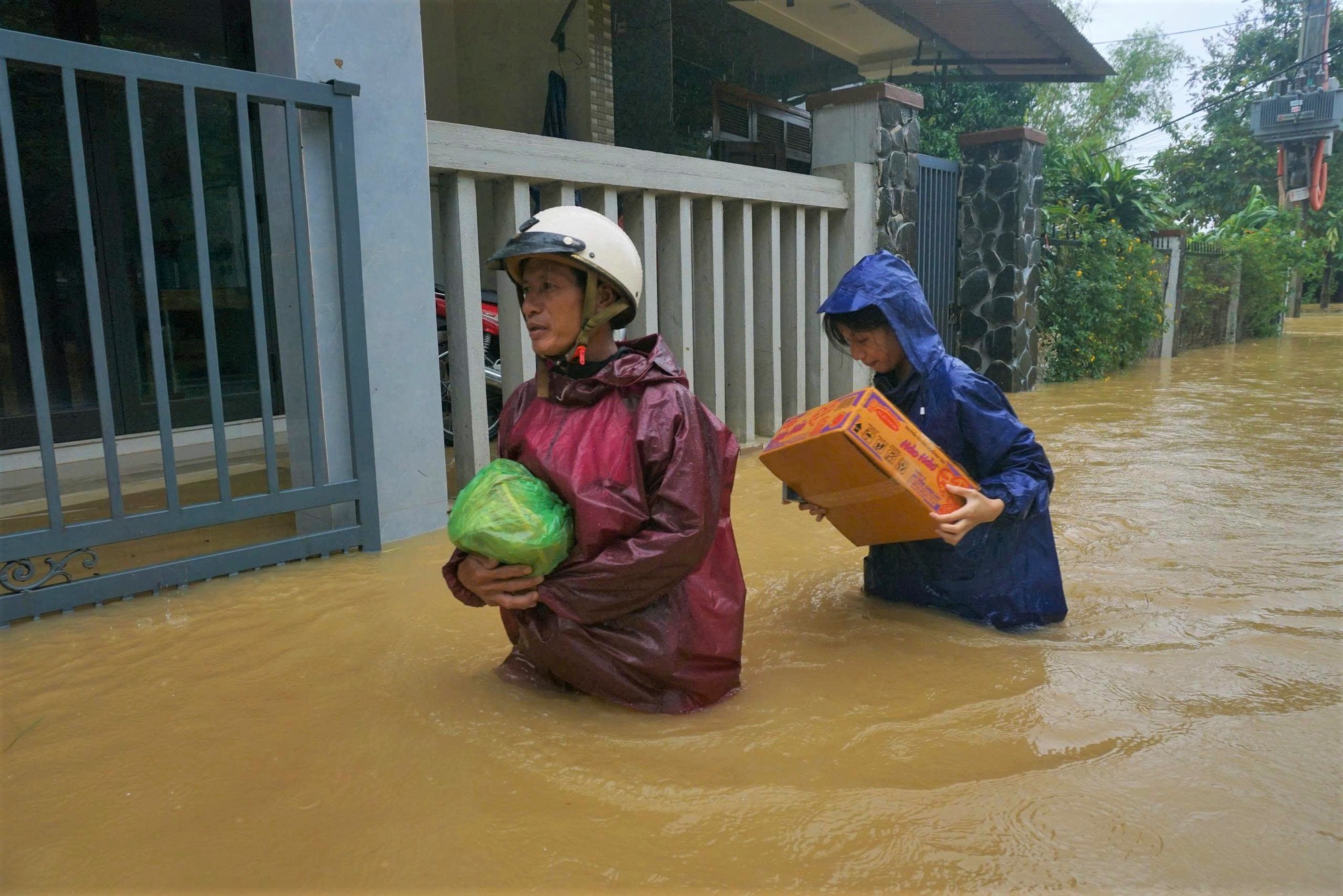 Toàn cảnh Hội An và Đà Nẵng những ngày chìm trong biển nước- Ảnh 9. Toàn cảnh Hội An và Đà Nẵng những ngày chìm trong biển nước- Ảnh 9.