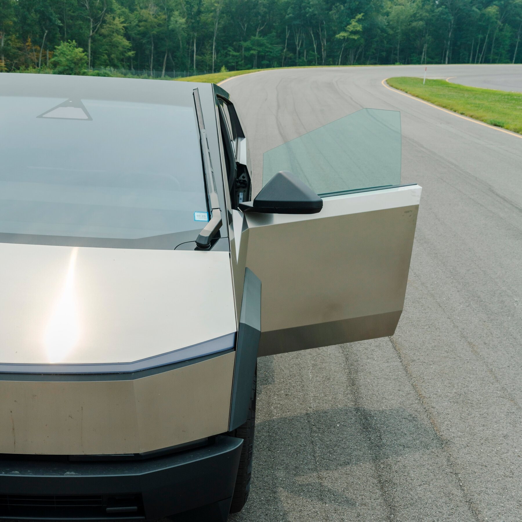 Tesla bị kiện trong vụ cháy xe điện khiến 1 cô gái thiệt mạng: Triết lý thiết kế tối giản để tăng tính thẩm mỹ của Elon Musk bị chỉ trích- Ảnh 4.