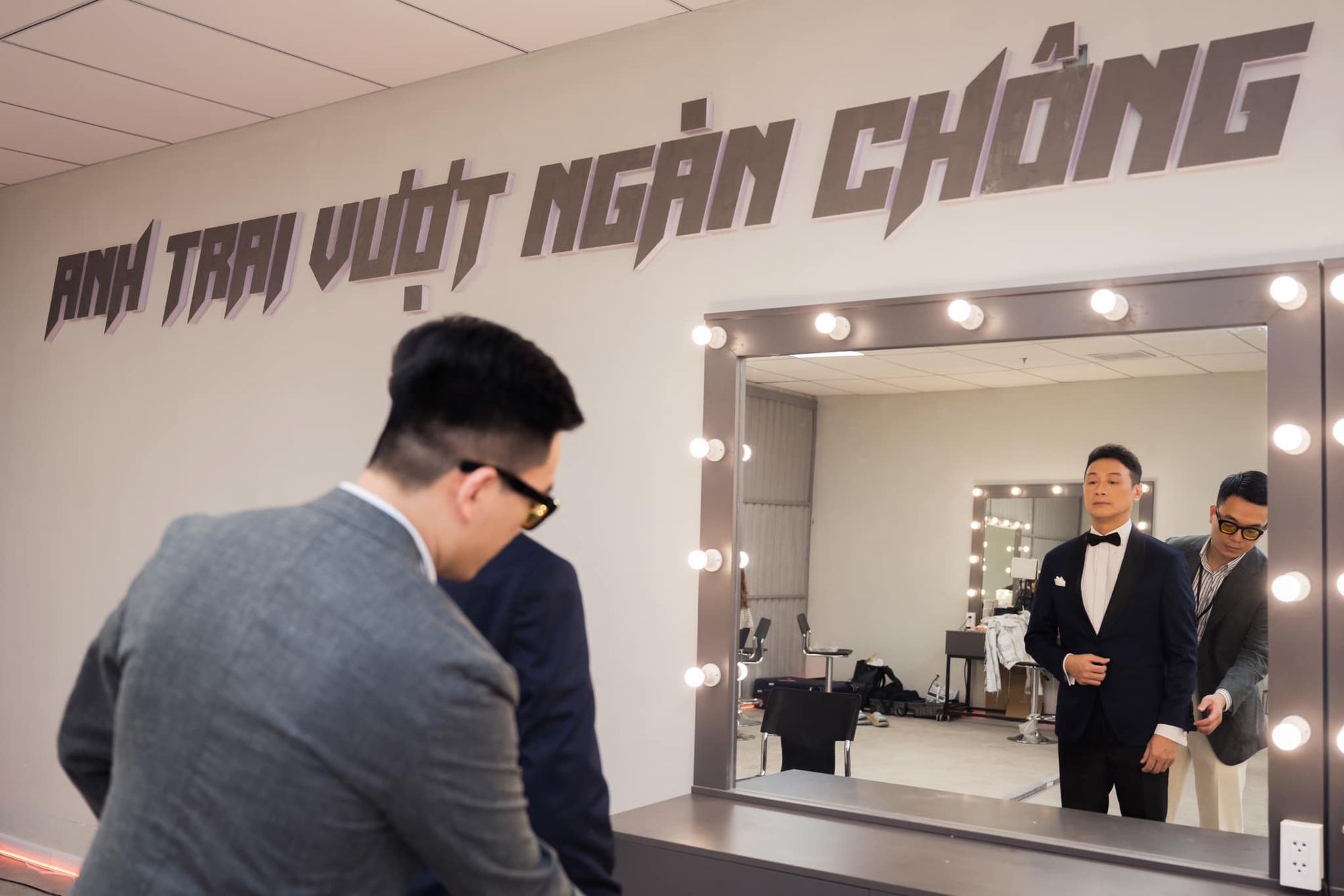 Thế hệ thứ 3 kế thừa "tiệm may của các Đại sứ": Chàng Thạc sĩ bỏ ngang sự nghiệp Ngoại giao về nhà... cầm kéo và áp lực vô hình từ "cái bóng của cha"- Ảnh 14.