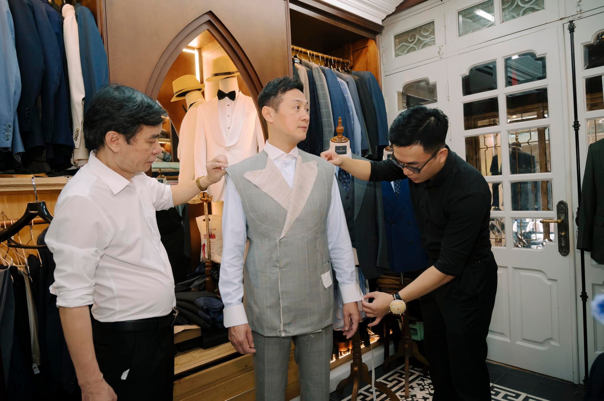 Thế hệ thứ 3 kế thừa "tiệm may của các Đại sứ": Chàng Thạc sĩ bỏ ngang sự nghiệp Ngoại giao về nhà... cầm kéo và áp lực vô hình từ "cái bóng của cha"- Ảnh 15.