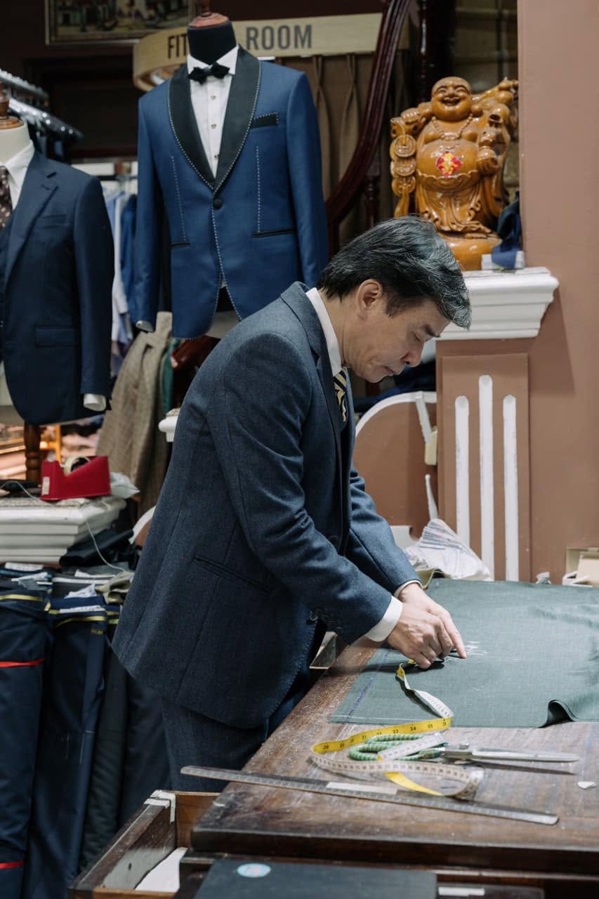 Thế hệ thứ 3 kế thừa "tiệm may của các Đại sứ": Chàng Thạc sĩ bỏ ngang sự nghiệp Ngoại giao về nhà... cầm kéo và áp lực vô hình từ "cái bóng của cha"- Ảnh 5.