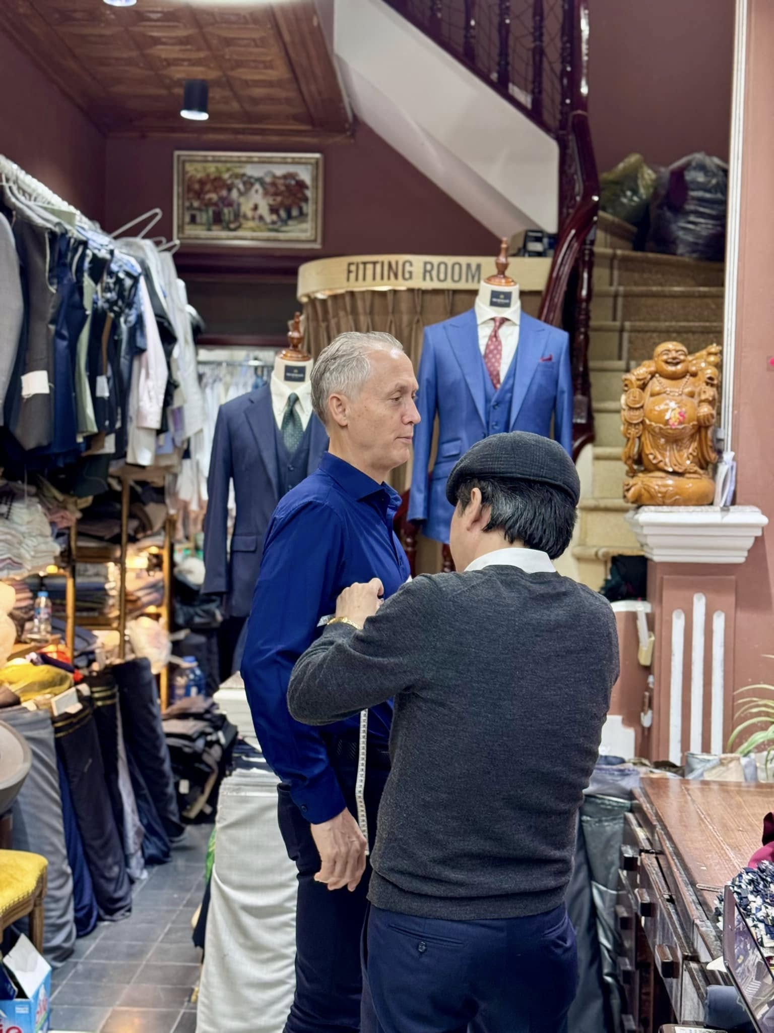 Thế hệ thứ 3 kế thừa "tiệm may của các Đại sứ": Chàng Thạc sĩ bỏ ngang sự nghiệp Ngoại giao về nhà... cầm kéo và áp lực vô hình từ "cái bóng của cha"- Ảnh 12.