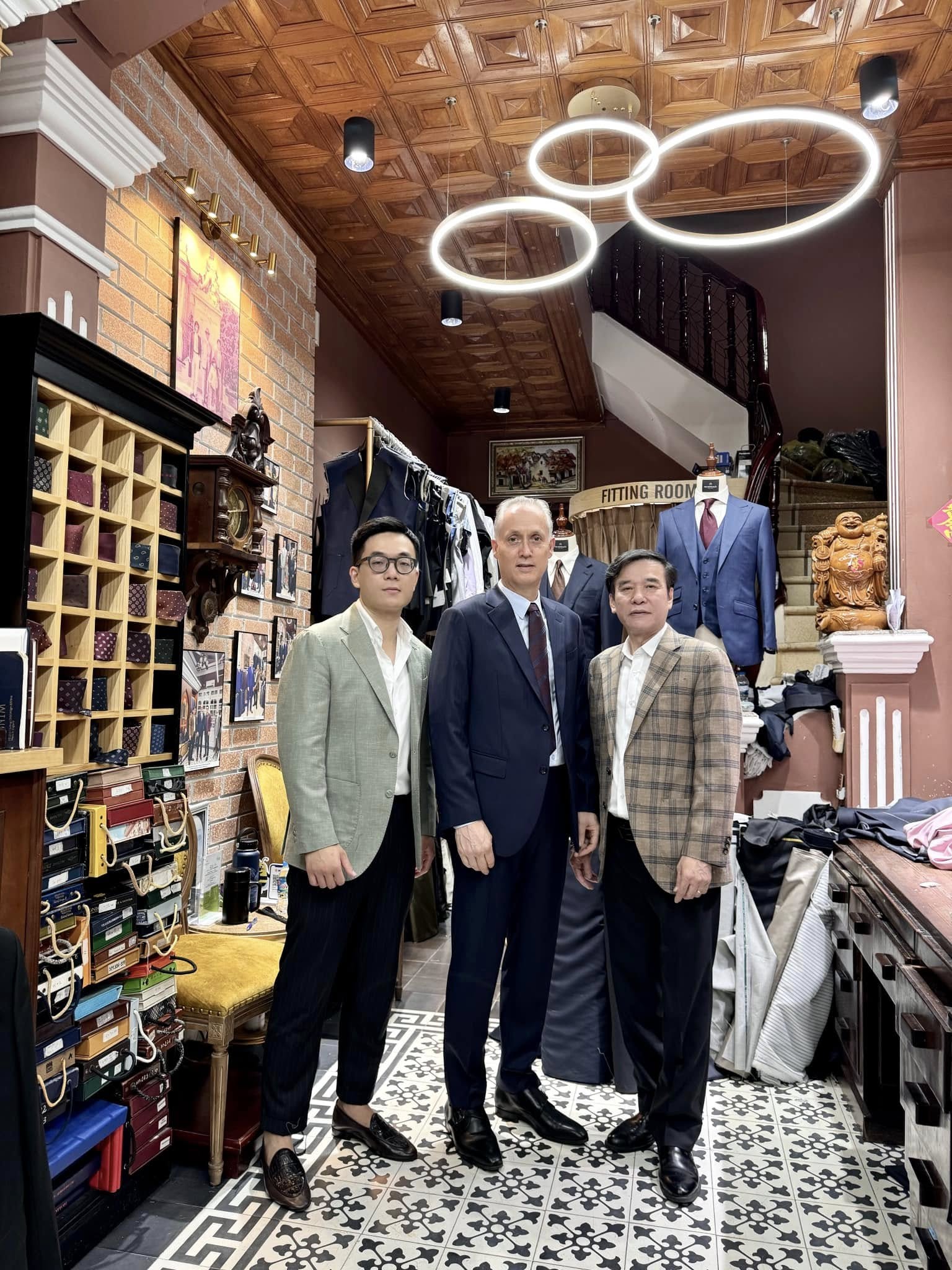 Thế hệ thứ 3 kế thừa "tiệm may của các Đại sứ": Chàng Thạc sĩ bỏ ngang sự nghiệp Ngoại giao về nhà... cầm kéo và áp lực vô hình từ "cái bóng của cha"- Ảnh 13.