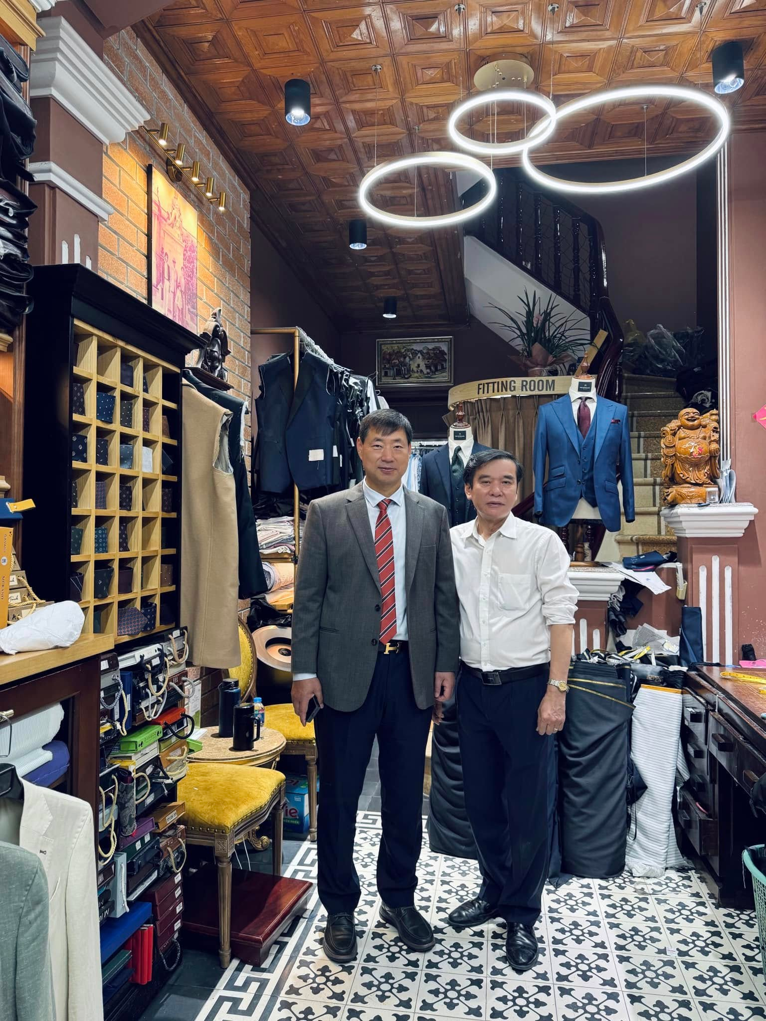 Thế hệ thứ 3 kế thừa "tiệm may của các Đại sứ": Chàng Thạc sĩ bỏ ngang sự nghiệp Ngoại giao về nhà... cầm kéo và áp lực vô hình từ "cái bóng của cha"- Ảnh 4.