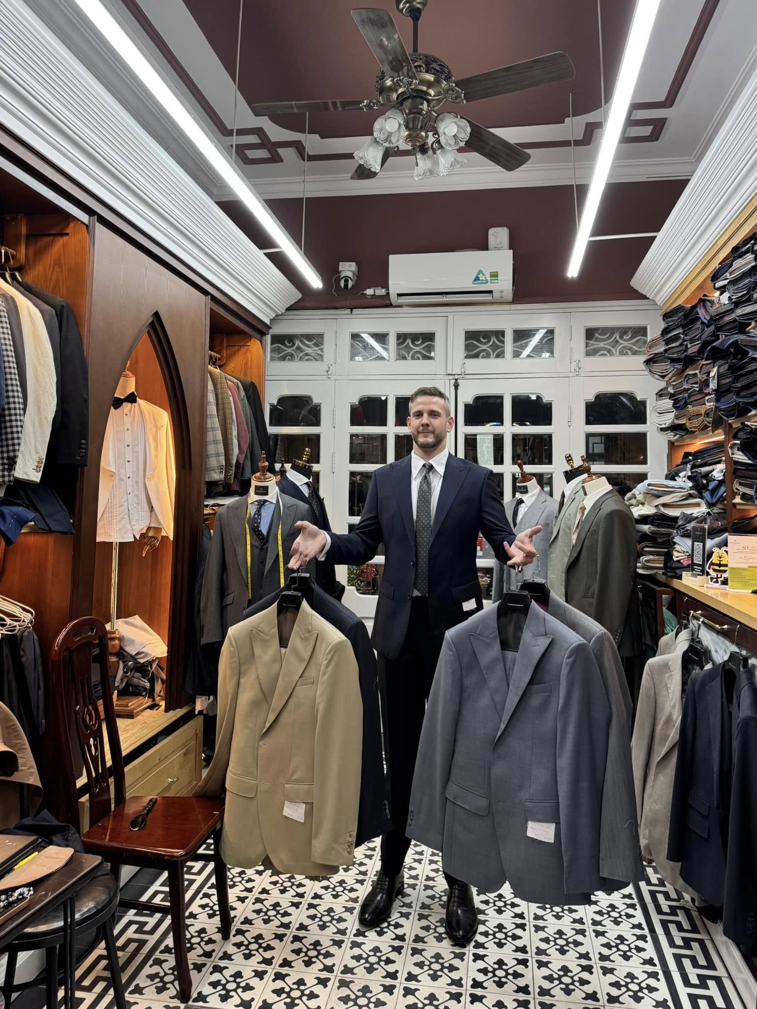 Thế hệ thứ 3 kế thừa "tiệm may của các Đại sứ": Chàng Thạc sĩ bỏ ngang sự nghiệp Ngoại giao về nhà... cầm kéo và áp lực vô hình từ "cái bóng của cha"- Ảnh 2.