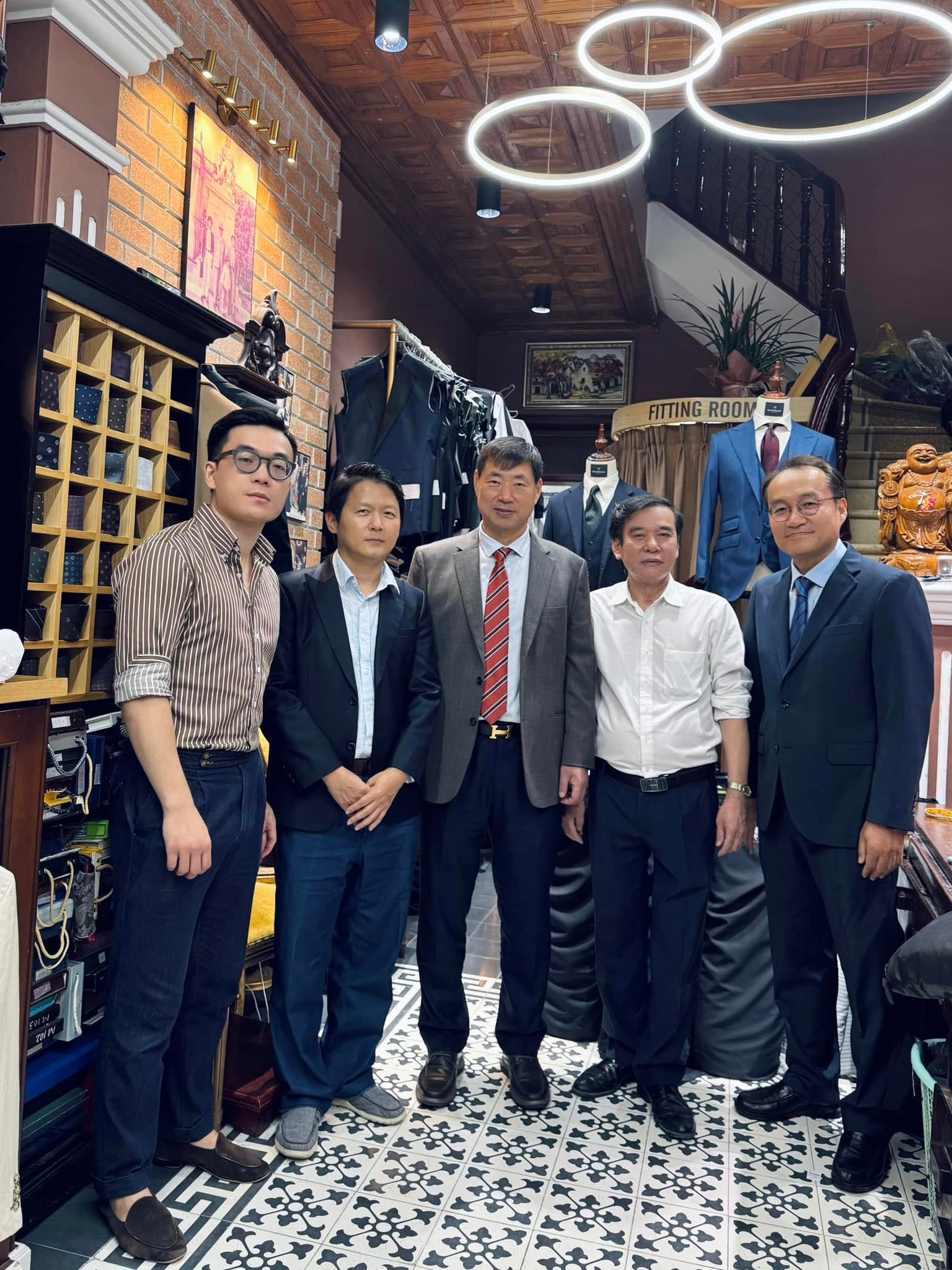 Thế hệ thứ 3 kế thừa "tiệm may của các Đại sứ": Chàng Thạc sĩ bỏ ngang sự nghiệp Ngoại giao về nhà... cầm kéo và áp lực vô hình từ "cái bóng của cha"- Ảnh 3.