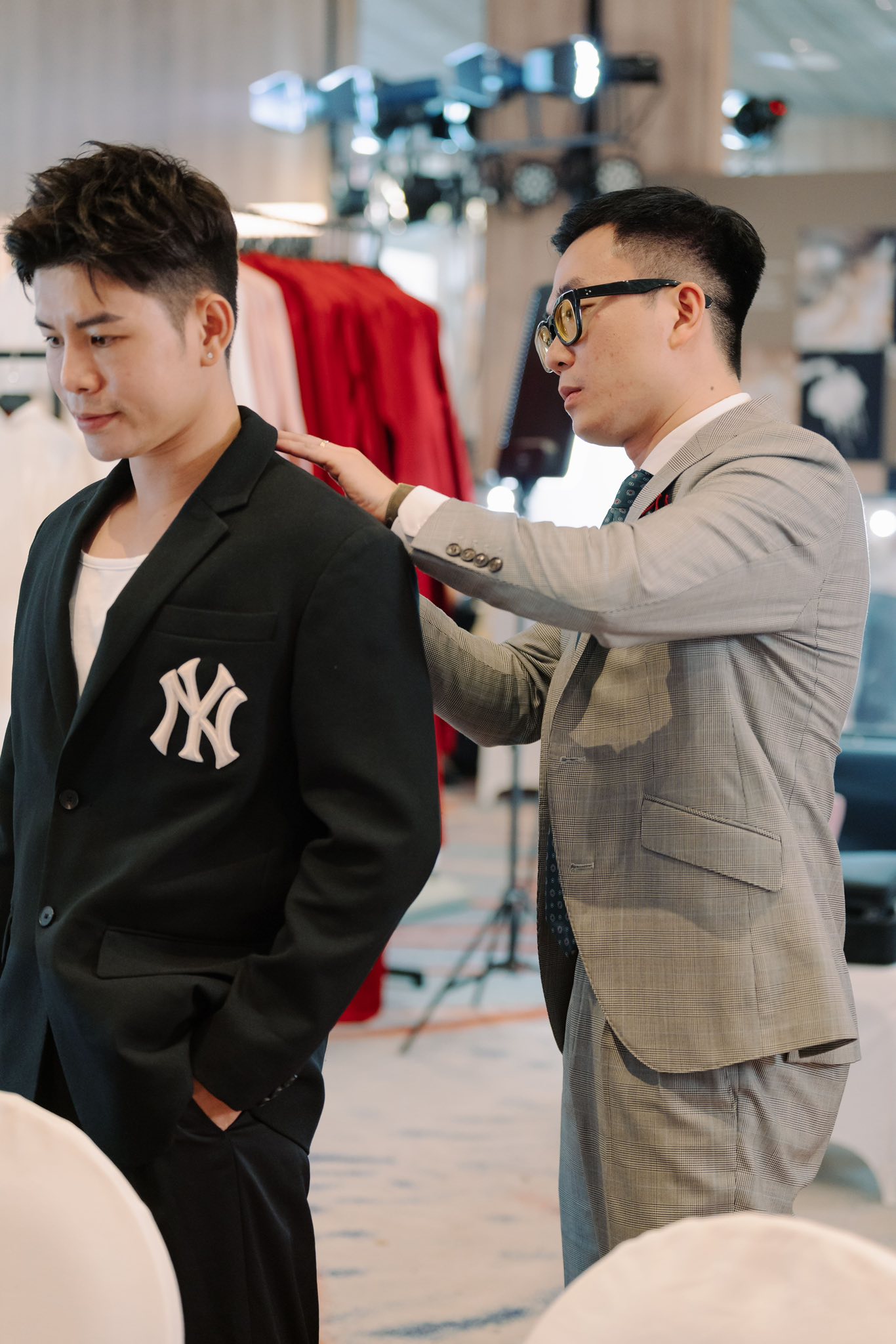 Thế hệ thứ 3 kế thừa "tiệm may của các Đại sứ": Chàng Thạc sĩ bỏ ngang sự nghiệp Ngoại giao về nhà... cầm kéo và áp lực vô hình từ "cái bóng của cha"- Ảnh 10.