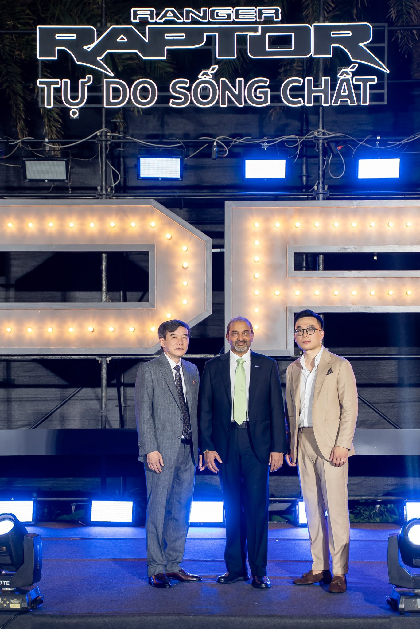 Thế hệ thứ 3 kế thừa "tiệm may của các Đại sứ": Chàng Thạc sĩ bỏ ngang sự nghiệp Ngoại giao về nhà... cầm kéo và áp lực vô hình từ "cái bóng của cha"- Ảnh 18.