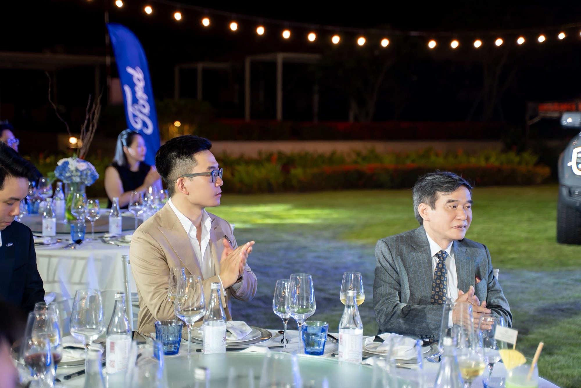 Thế hệ thứ 3 kế thừa "tiệm may của các Đại sứ": Chàng Thạc sĩ bỏ ngang sự nghiệp Ngoại giao về nhà... cầm kéo và áp lực vô hình từ "cái bóng của cha"- Ảnh 19.