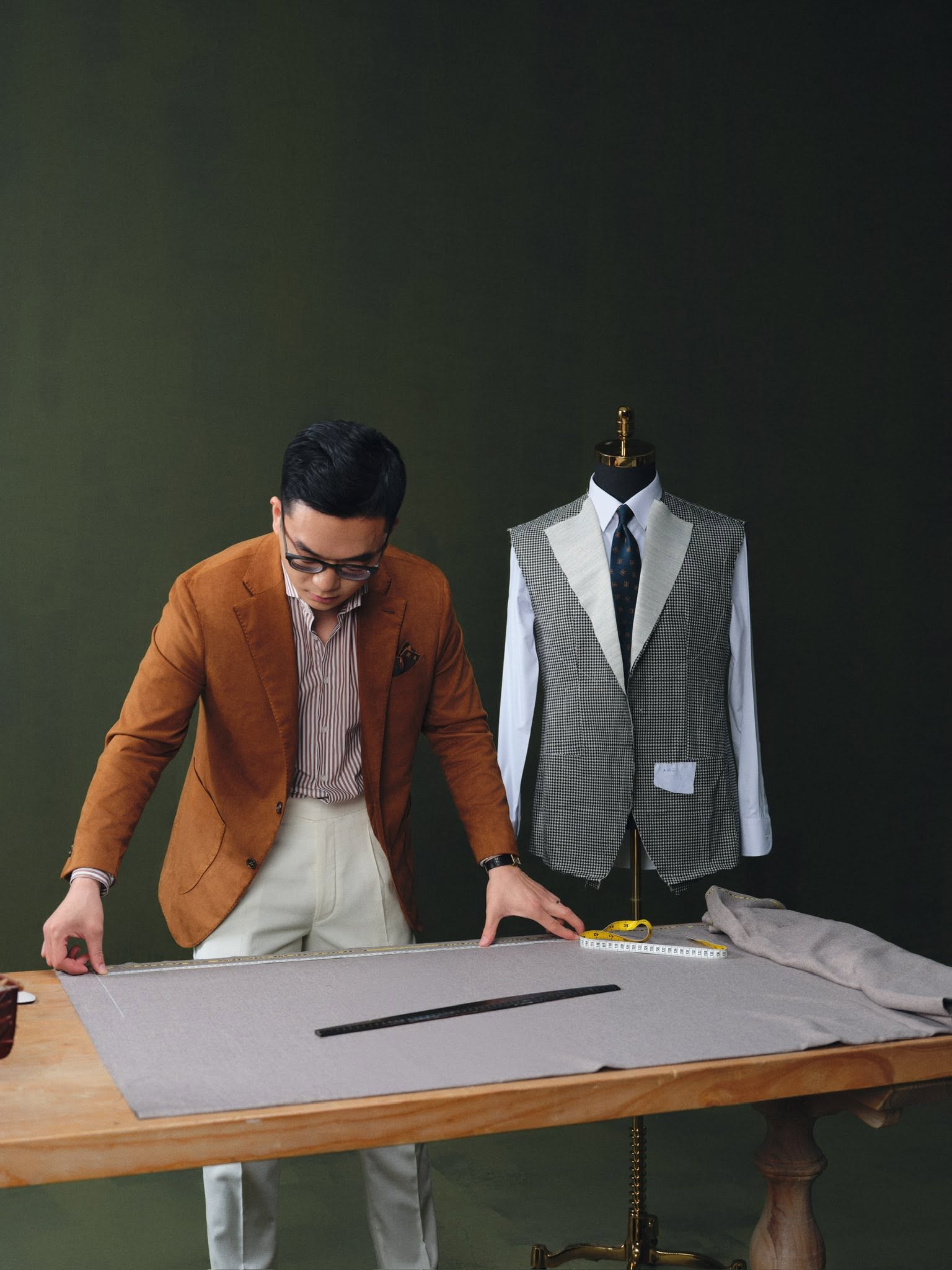 Thế hệ thứ 3 kế thừa "tiệm may của các Đại sứ": Chàng Thạc sĩ bỏ ngang sự nghiệp Ngoại giao về nhà... cầm kéo và áp lực vô hình từ "cái bóng của cha"- Ảnh 9.