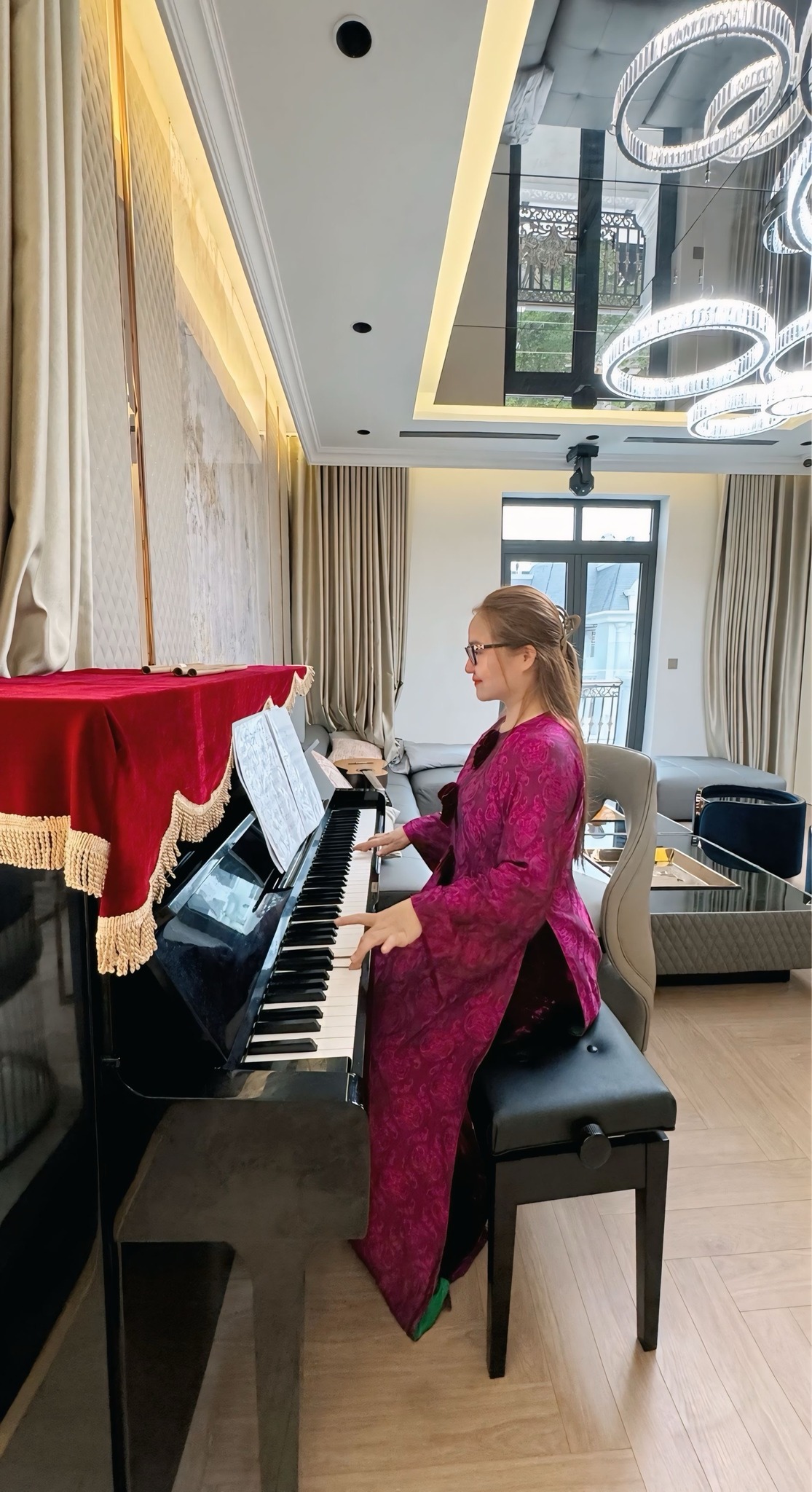 Bị bắt vì trốn thuế 2.100 tỷ đồng, Hoàng Hường kiếm tiền từ những nguồn nào?- Ảnh 3. Bị bắt vì trốn thuế 2.100 tỷ đồng, Hoàng Hường kiếm tiền từ những nguồn nào?- Ảnh 3.