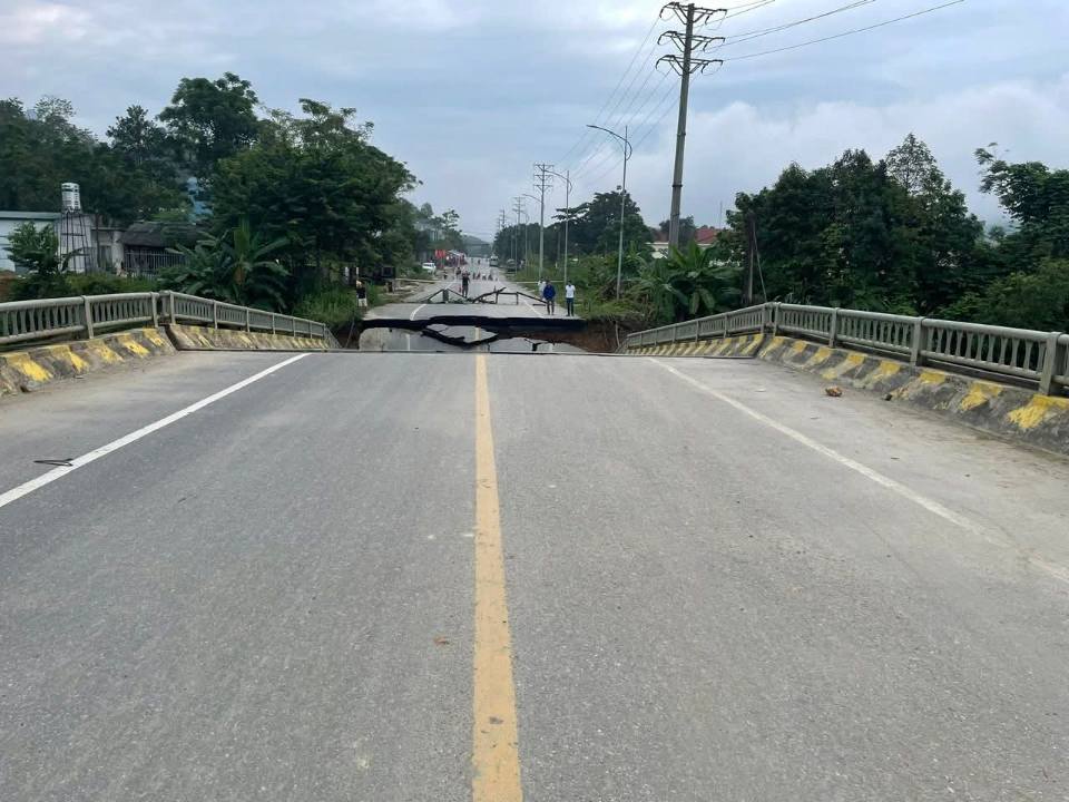 Hiện trường kinh hoàng vụ sập gãy hoàn toàn đường dẫn lên cây cầu ở Tuyên Quang- Ảnh 2. Hiện trường kinh hoàng vụ sập gãy hoàn toàn đường dẫn lên cây cầu ở Tuyên Quang- Ảnh 2.