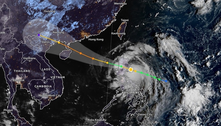 Bão số 11 Matmo thành cuồng phong khi vào biển Đông, gió giật 125 km/h- Ảnh 1.