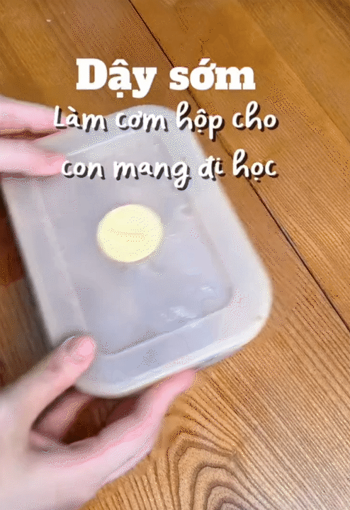 Mẹ bỉm 2 con mỗi ngày đều dậy từ 5 giờ sáng chuẩn bị cơm cho con đi học, thực đơn thay đổi liên tục, càng xem càng 