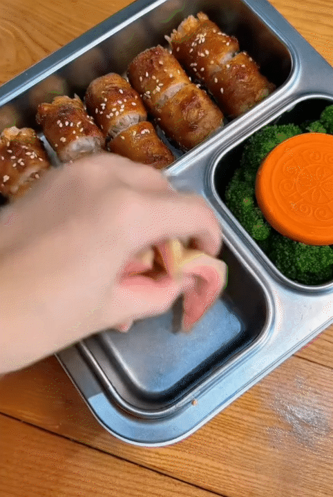 Mẹ bỉm 2 con mỗi ngày đều dậy từ 5 giờ sáng chuẩn bị cơm cho con đi học, thực đơn thay đổi liên tục, càng xem càng 