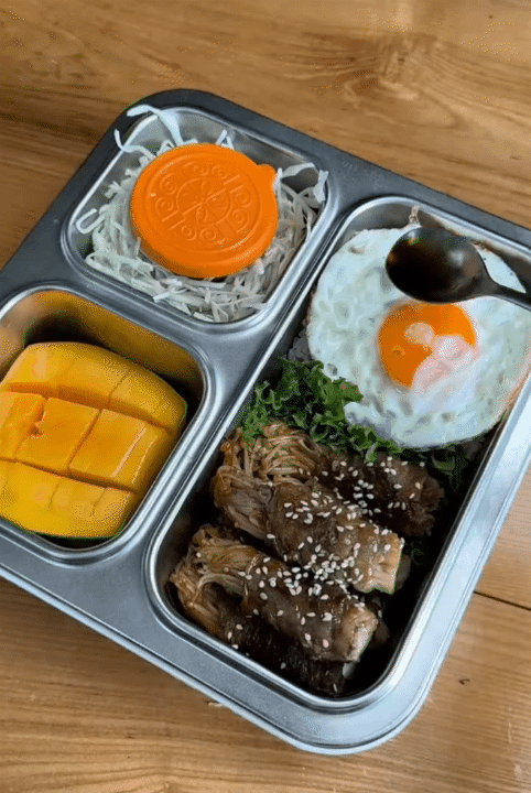 Mẹ bỉm 2 con mỗi ngày đều dậy từ 5 giờ sáng chuẩn bị cơm cho con đi học, thực đơn thay đổi liên tục, càng xem càng 