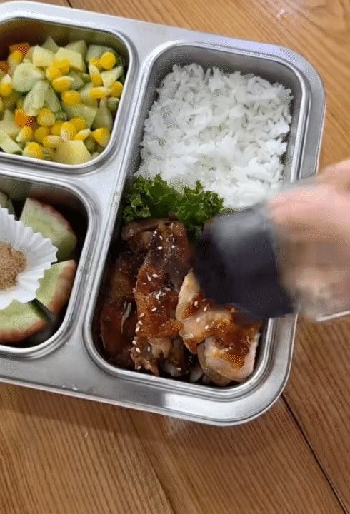 Mẹ bỉm 2 con mỗi ngày đều dậy từ 5 giờ sáng chuẩn bị cơm cho con đi học, thực đơn thay đổi liên tục, càng xem càng 