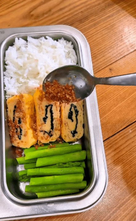 Mẹ bỉm 2 con mỗi ngày đều dậy từ 5 giờ sáng chuẩn bị cơm cho con đi học, thực đơn thay đổi liên tục, càng xem càng 