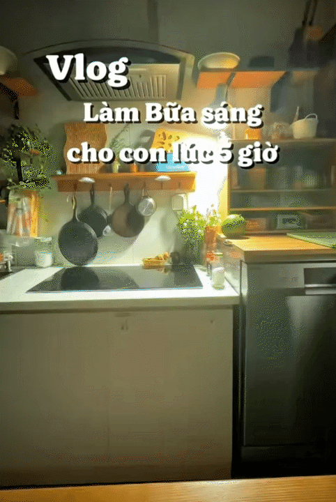 Mẹ bỉm 2 con mỗi ngày đều dậy từ 5 giờ sáng chuẩn bị cơm cho con đi học, thực đơn thay đổi liên tục, càng xem càng 