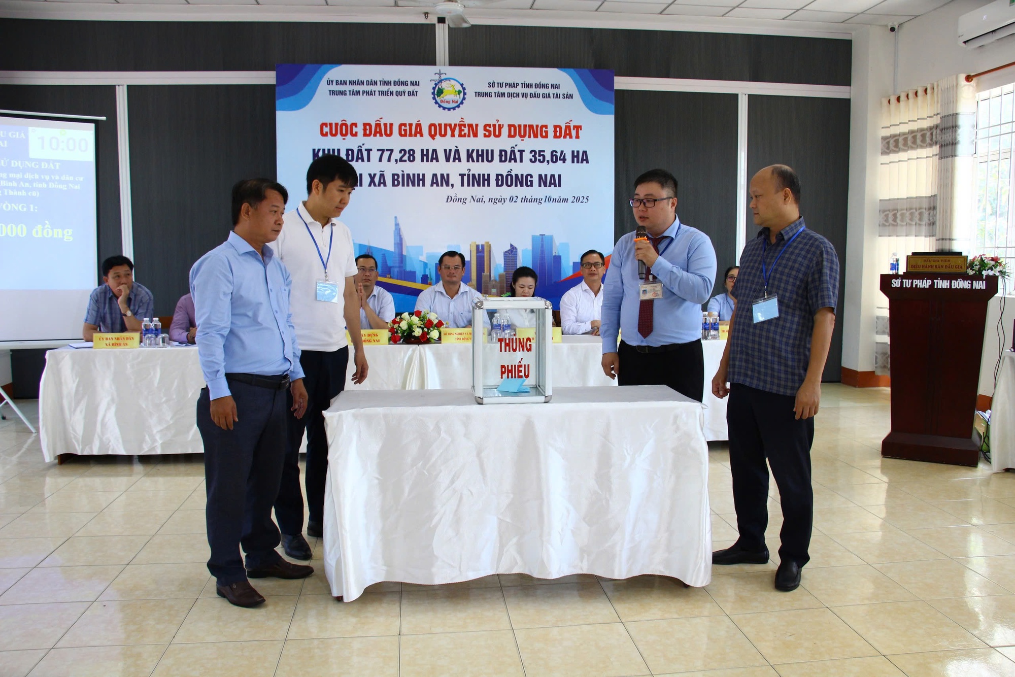 Đấu giá thành công …