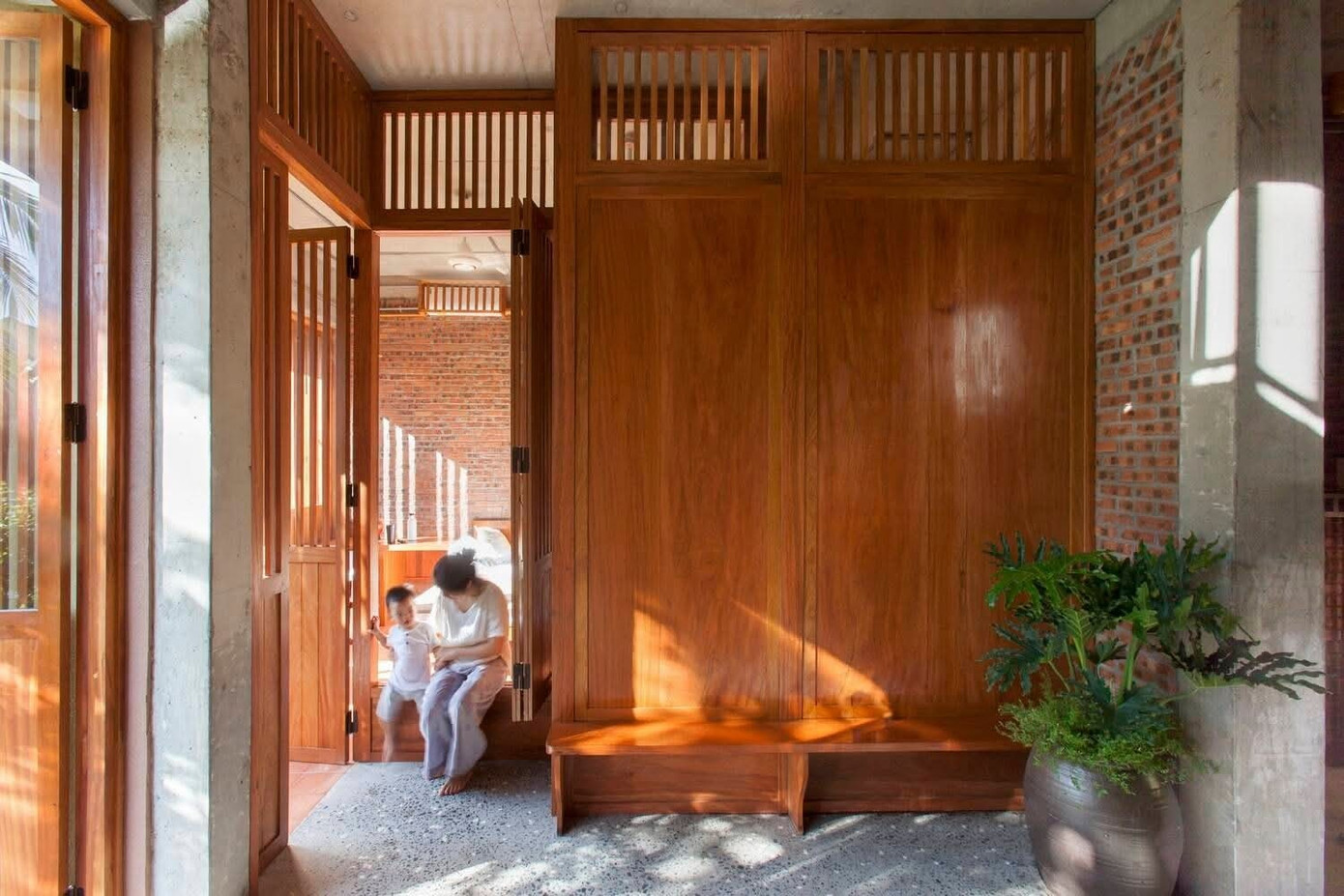 Cải tạo nhà cũ Hội An bằng gỗ và vải với không gian ấn tượng- Ảnh 2.