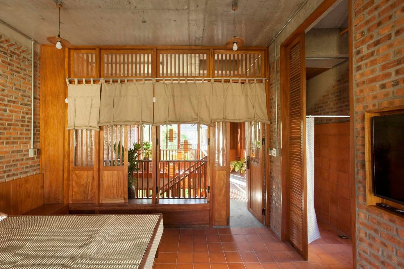 Cải tạo nhà cũ Hội An bằng gỗ và vải với không gian ấn tượng- Ảnh 7.