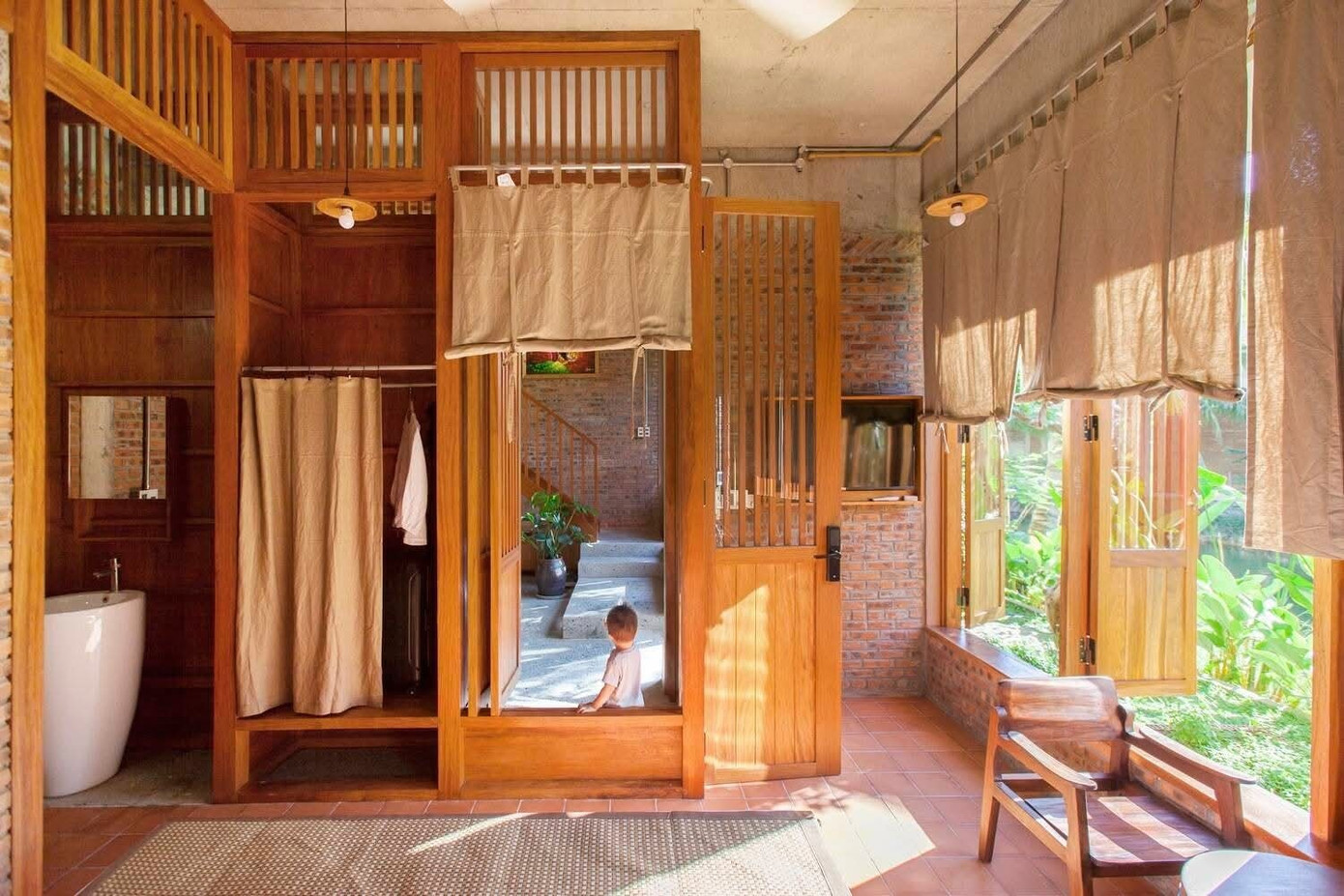 Cải tạo nhà cũ Hội An bằng gỗ và vải với không gian ấn tượng- Ảnh 4.