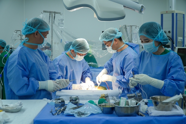 Anh ruột hiến gan cứu em trai 'từ cõi chết'- Ảnh 1.