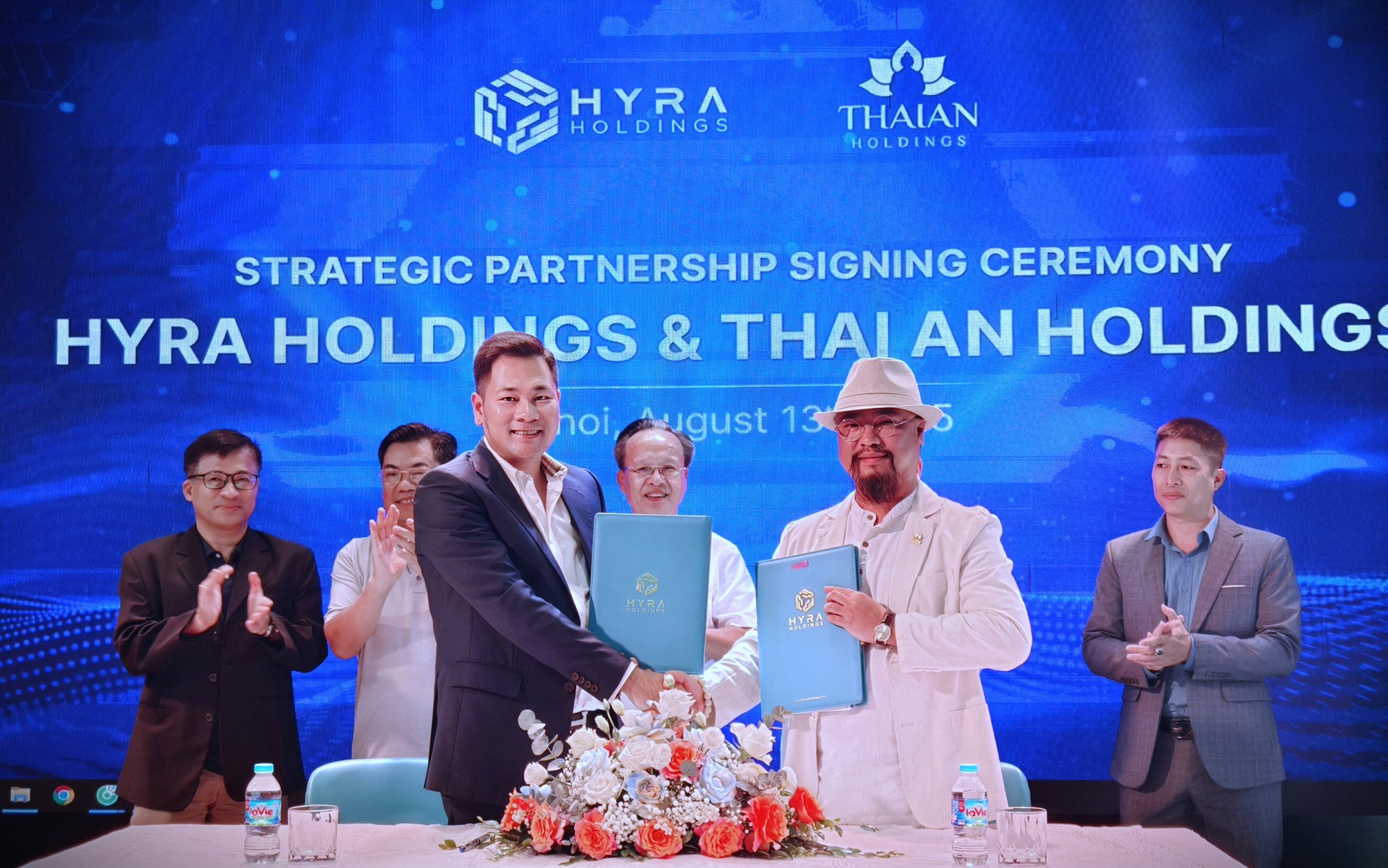 Công ty blockchain của Shark Hưng bắt tay với một công ty đấu giá cổ vật từng số hóa bình gốm sứ thời Càn Long- Ảnh 1.