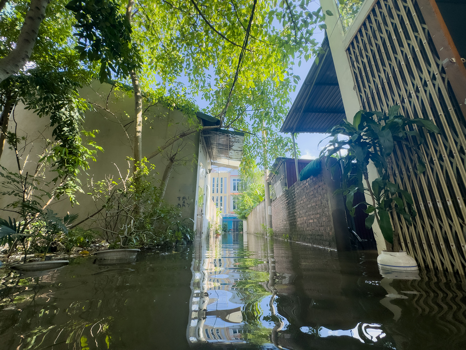 Không tin nổi đây là một nơi ở Hà Nội sau 5 ngày mưa lớn- Ảnh 1.