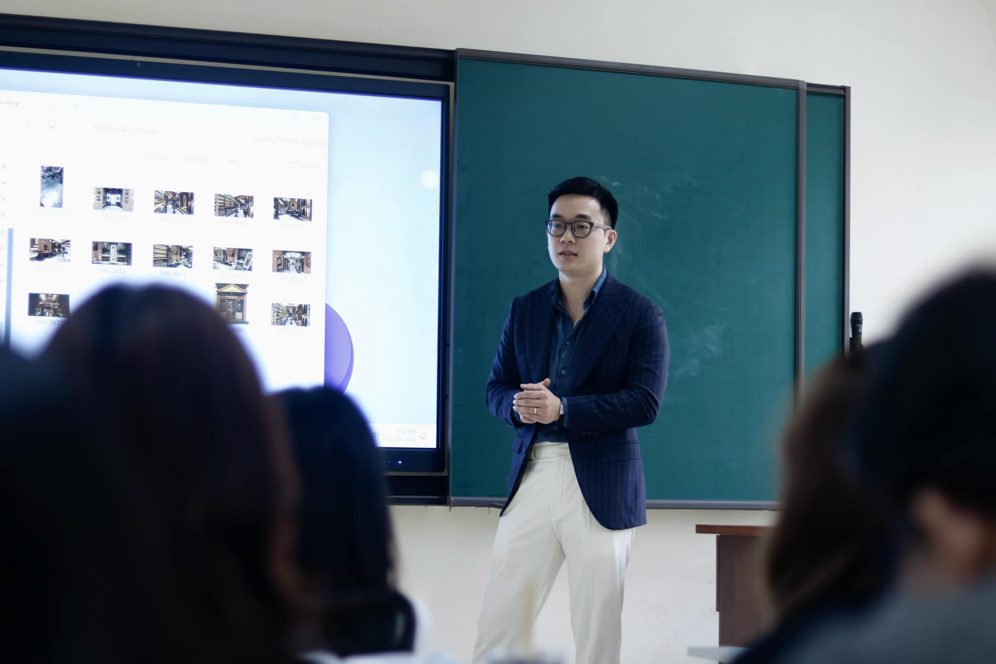 Thế hệ thứ 3 kế thừa "tiệm may của các Đại sứ": Chàng Thạc sĩ bỏ ngang sự nghiệp Ngoại giao về nhà... cầm kéo và áp lực vô hình từ "cái bóng của cha"- Ảnh 20.