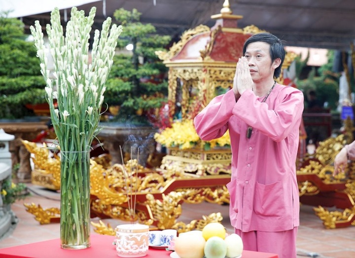 'Vua hài' đi bán mía từ 10 tuổi, giờ sở hữu nhà thờ 100 tỷ đồng- Ảnh 3. 'Vua hài' đi bán mía từ 10 tuổi, giờ sở hữu nhà thờ 100 tỷ đồng- Ảnh 3.