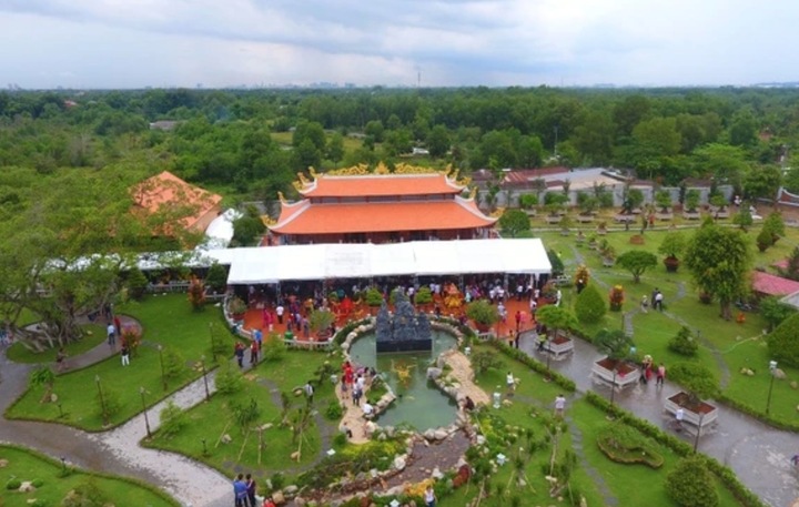 'Vua hài' đi bán mía từ 10 tuổi, giờ sở hữu nhà thờ 100 tỷ đồng- Ảnh 2. 'Vua hài' đi bán mía từ 10 tuổi, giờ sở hữu nhà thờ 100 tỷ đồng- Ảnh 2.