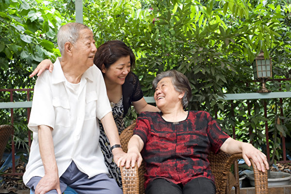 Không phải bệnh tật! Cha mẹ U50 tuổi vẫn bám víu vào 3 việc này, nhà cửa sẽ ngày càng trống vắng, hiu quạnh- Ảnh 1.