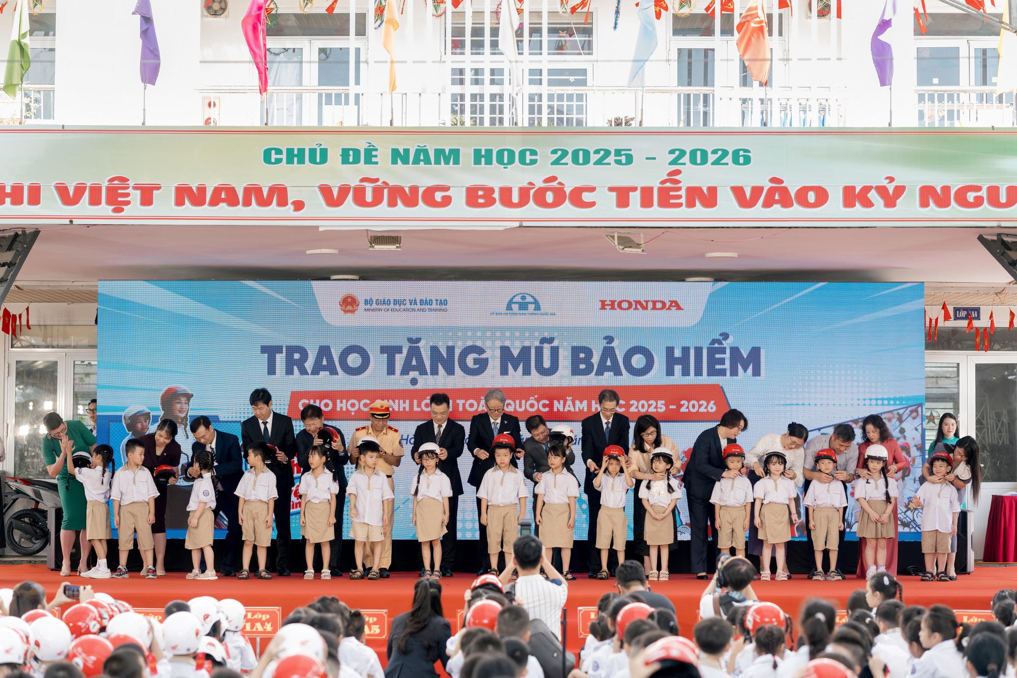 Honda tặng mũ bảo hiểm cho 1,8 triệu học sinh lớp 1 trên cả nước- Ảnh 2.