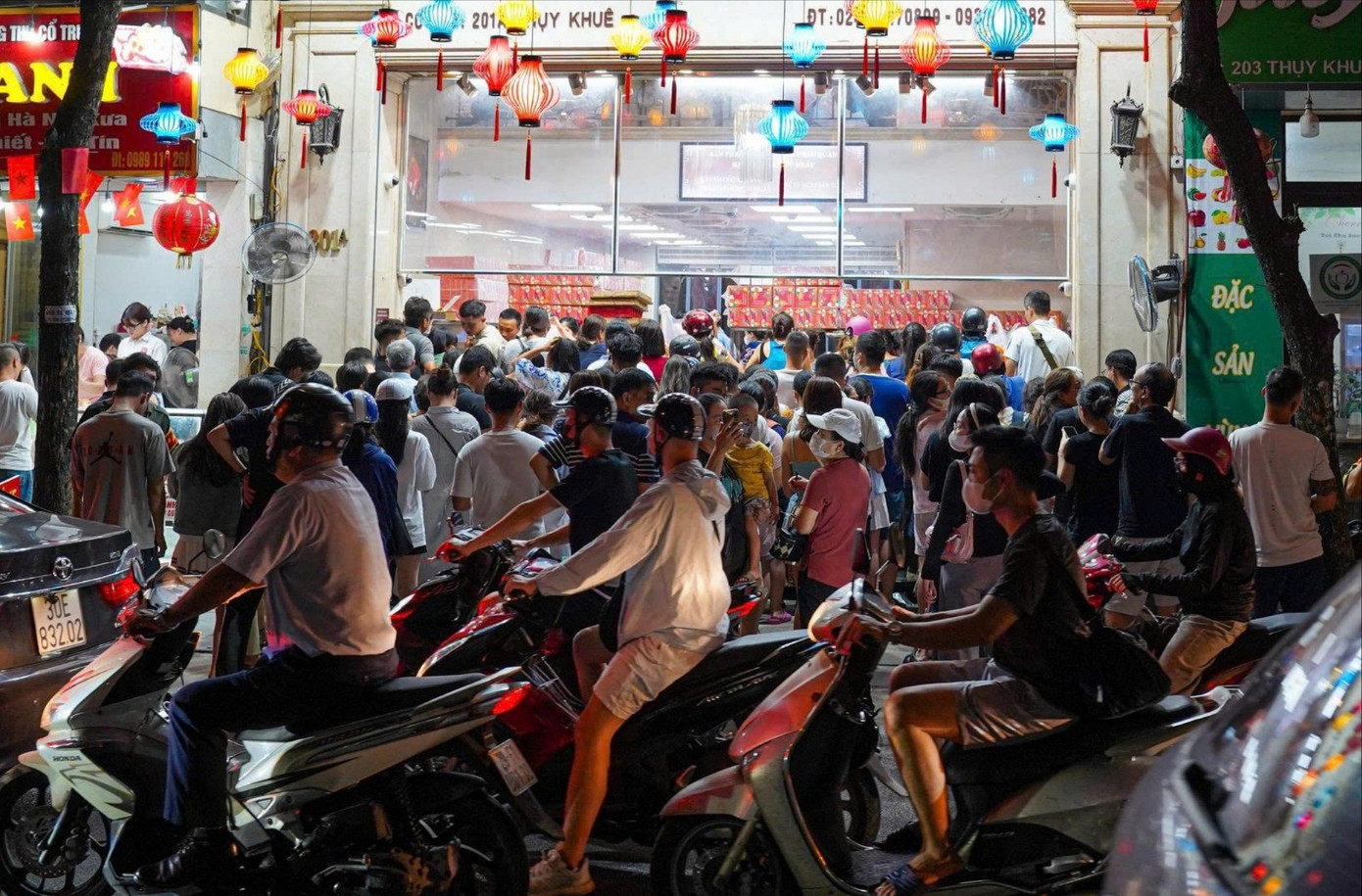 Hà Nội: Đông nghịt người xếp hàng mua bánh Trung thu- Ảnh 1.