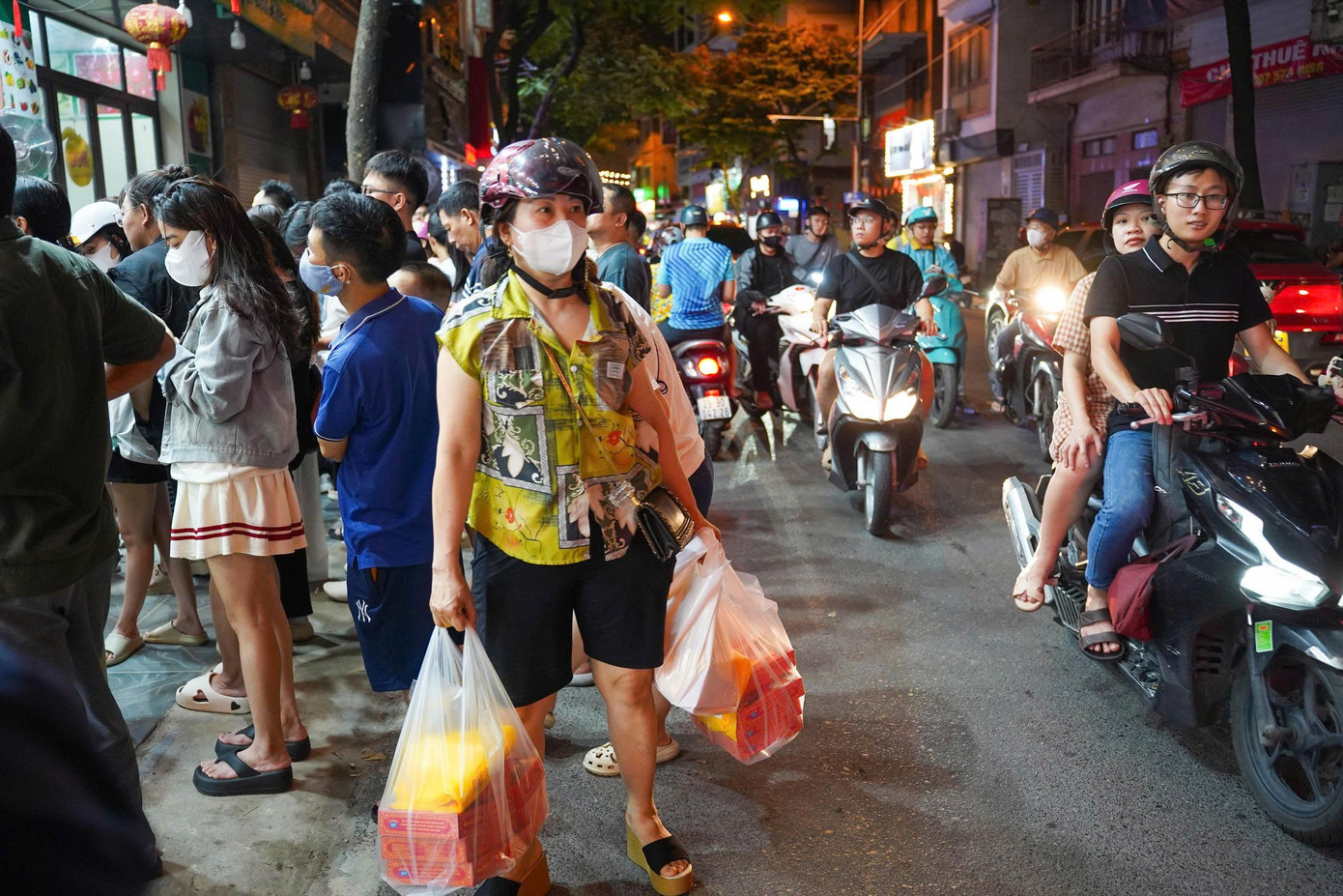 Hà Nội: Đông nghịt người xếp hàng mua bánh Trung thu- Ảnh 9.