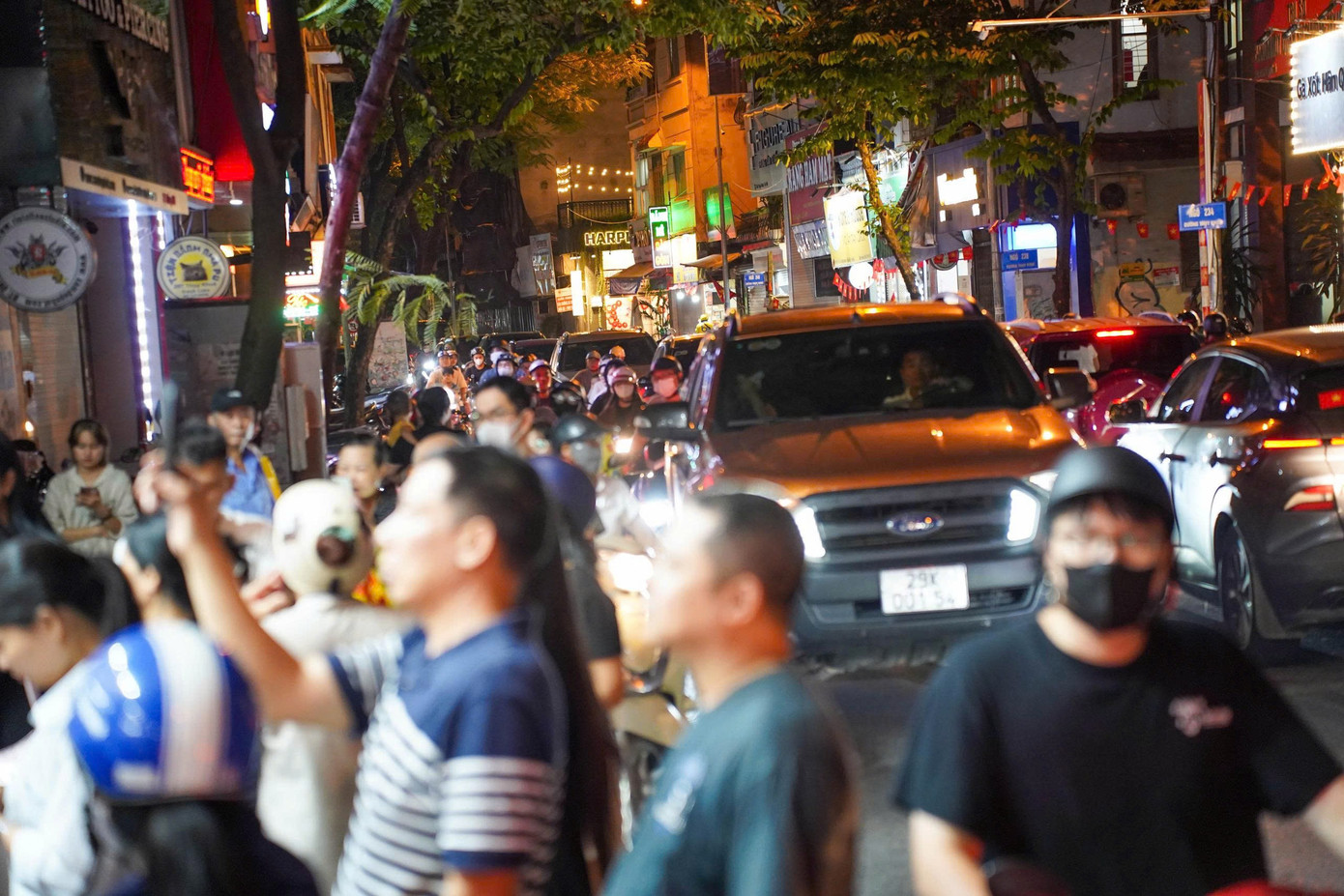 Hà Nội: Đông nghịt người xếp hàng mua bánh Trung thu- Ảnh 2.
