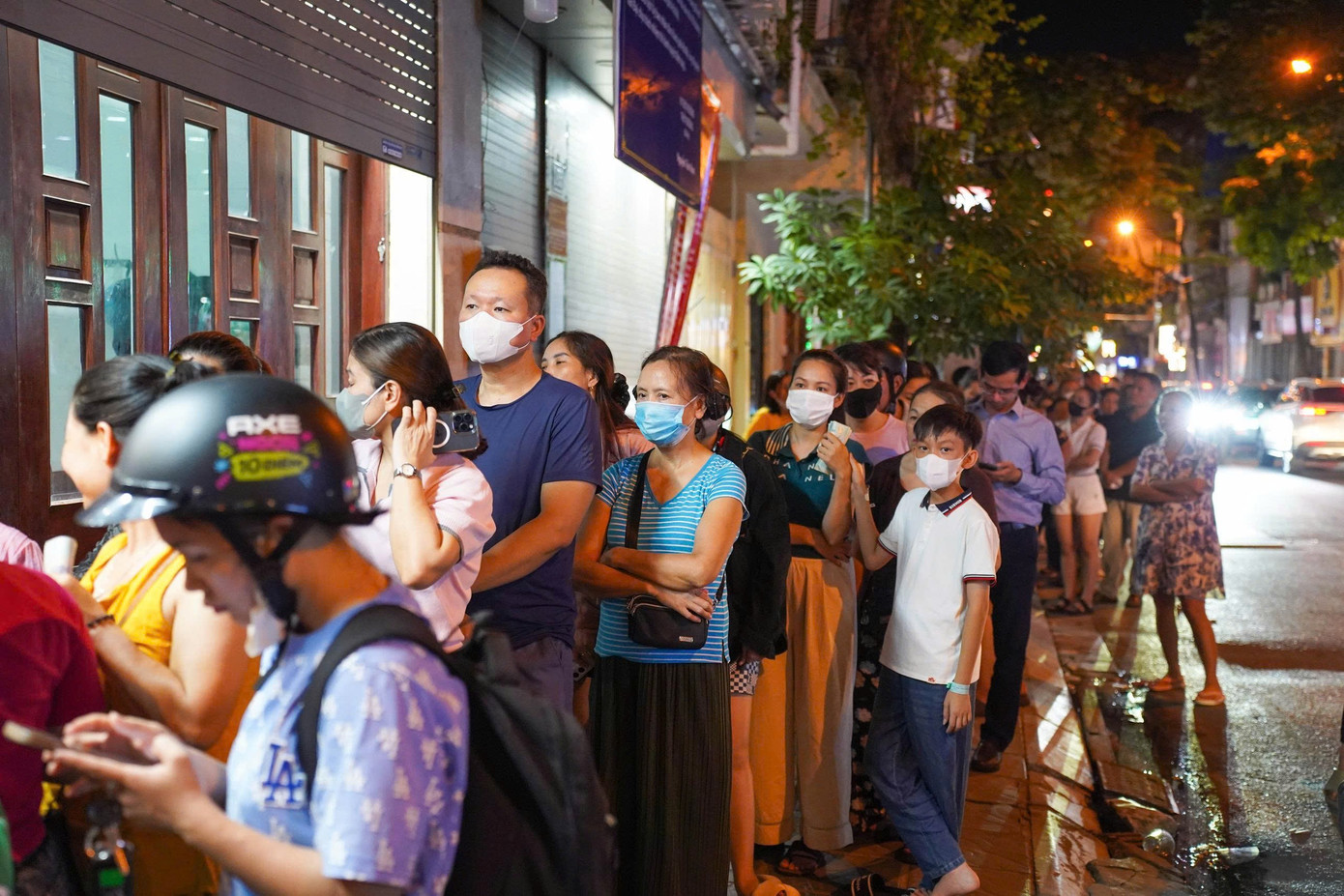 Hà Nội: Đông nghịt người xếp hàng mua bánh Trung thu- Ảnh 3.