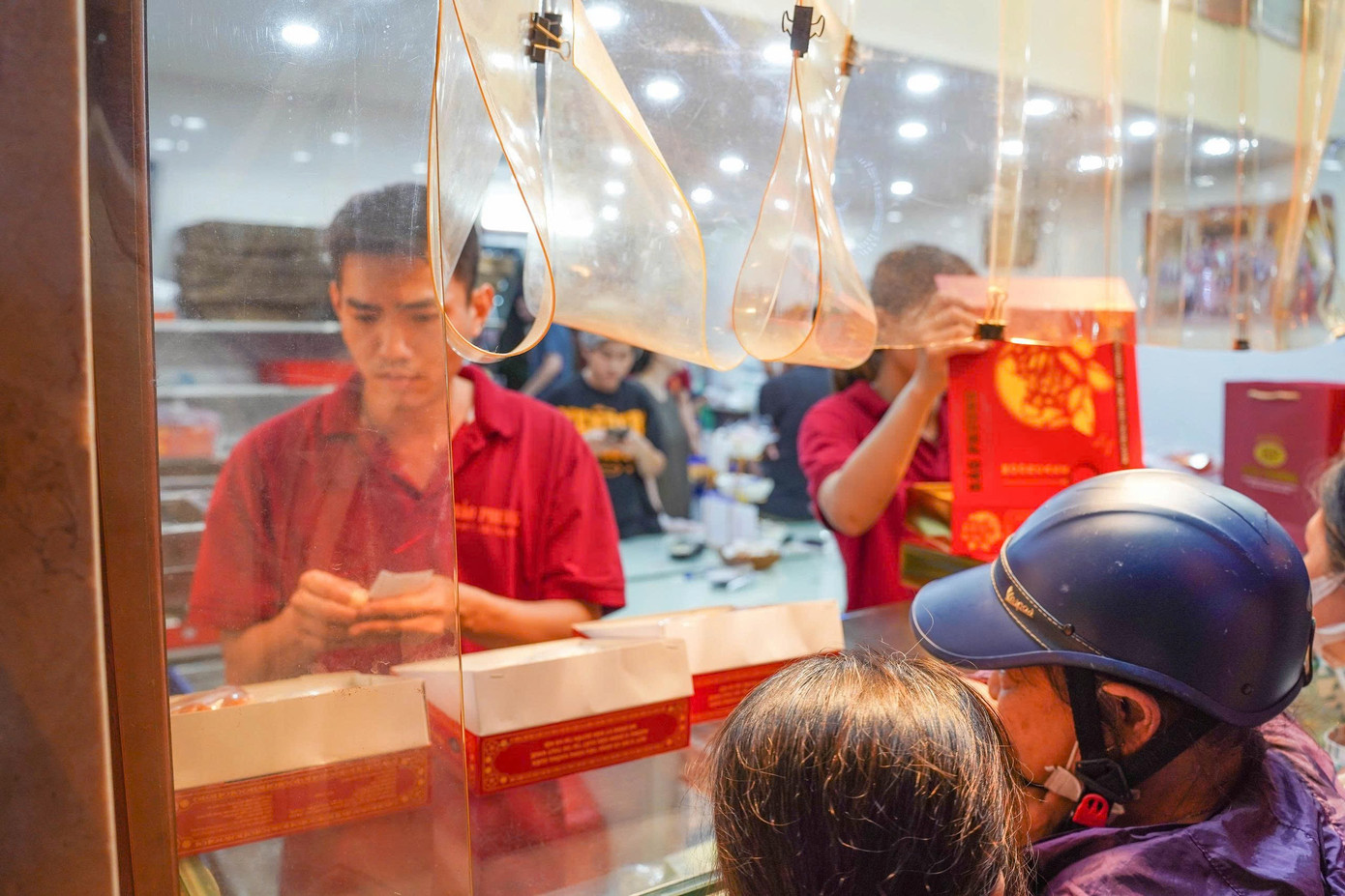 Hà Nội: Đông nghịt người xếp hàng mua bánh Trung thu- Ảnh 6.